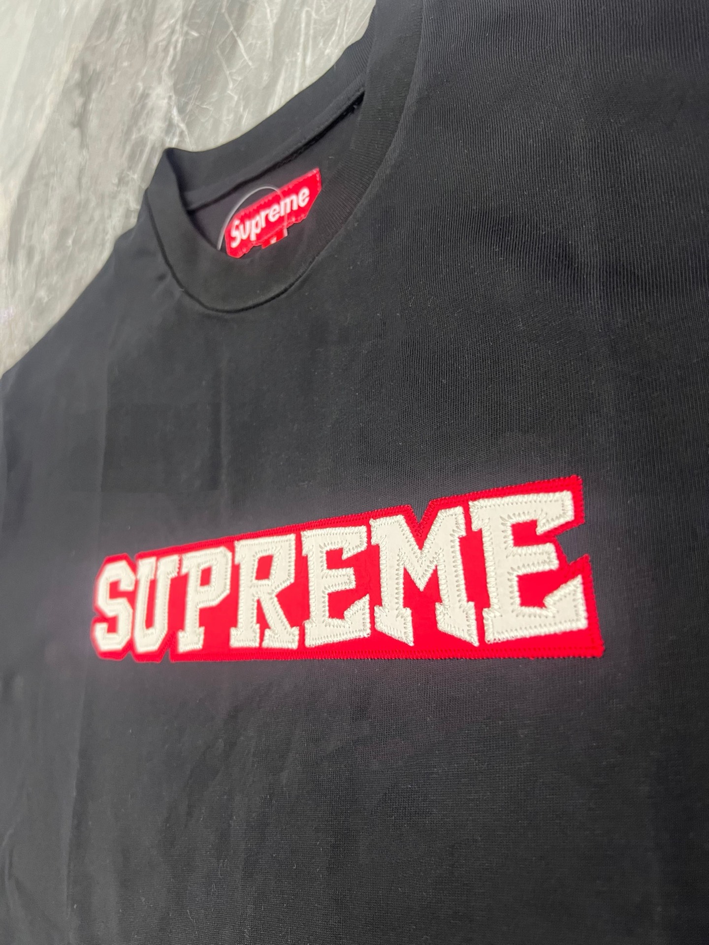 Supreme Satin Applique S/S Top "Black"（SUP-SS25-WEEK1-022）