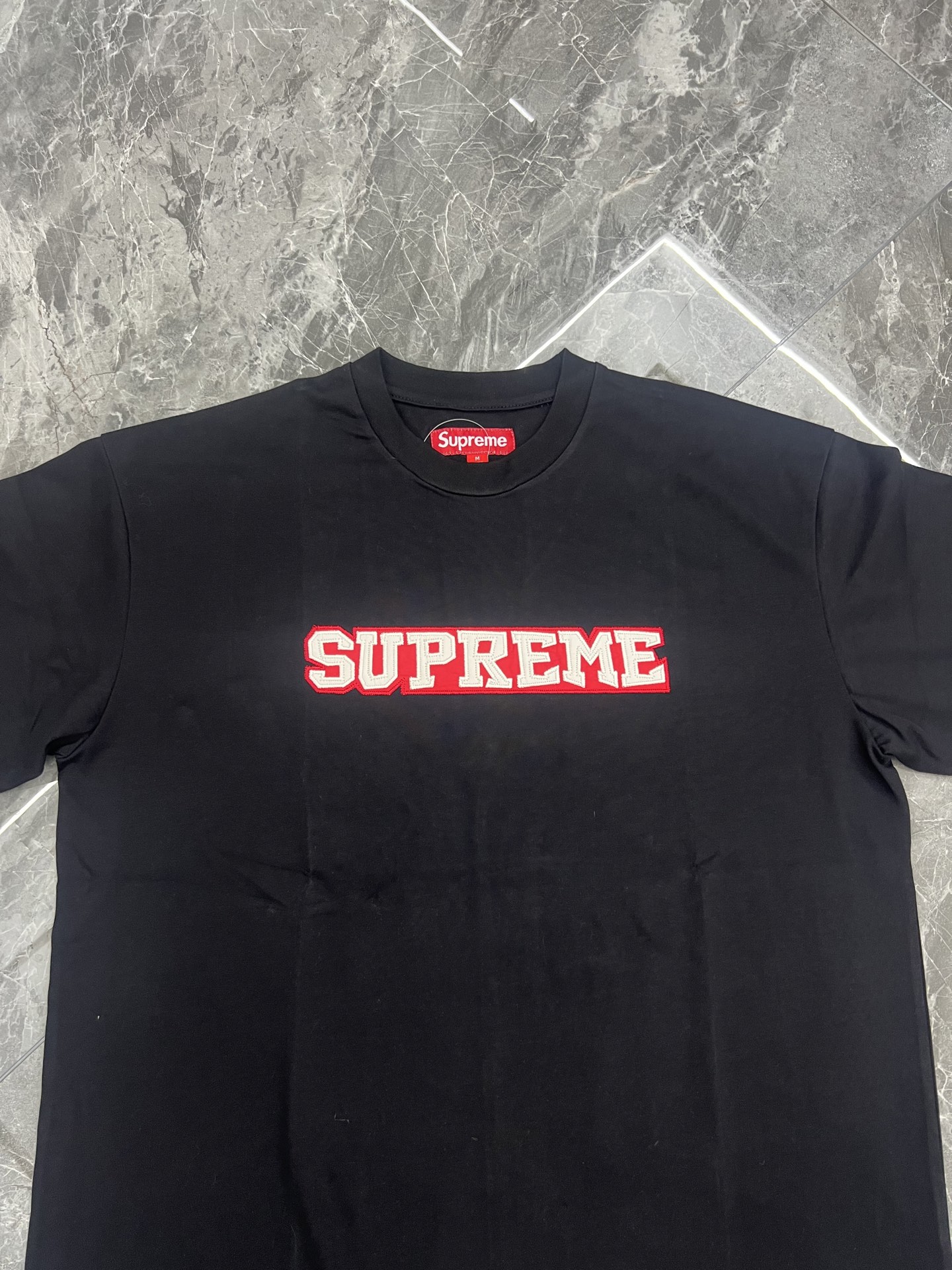 Supreme Satin Applique S/S Top "Black"（SUP-SS25-WEEK1-022）
