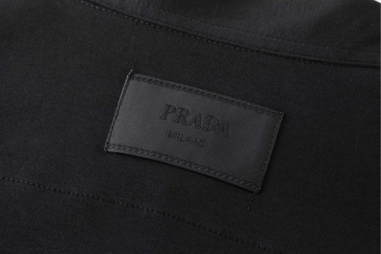 PRADA Stretch cotton polo shirt with Re-Nylon details (UJN703-1YED-F0806-S-211）