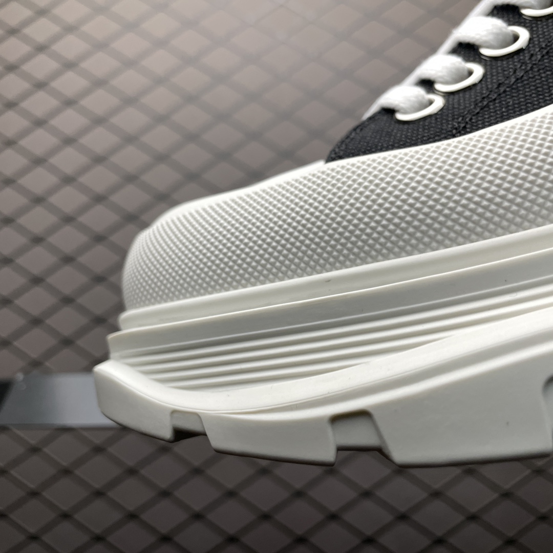 Alexander McQueen Tread Slick Low Lace Up Black White FW21(604257W4MV21070)