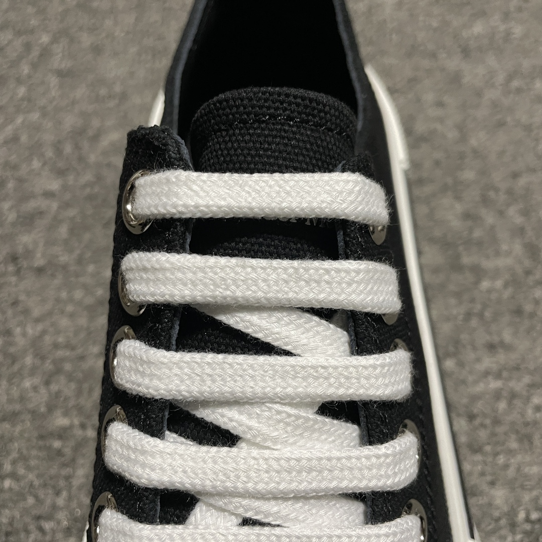 Alexander McQueen Tread Slick Low Lace Up Black White FW21(604257W4MV21070)