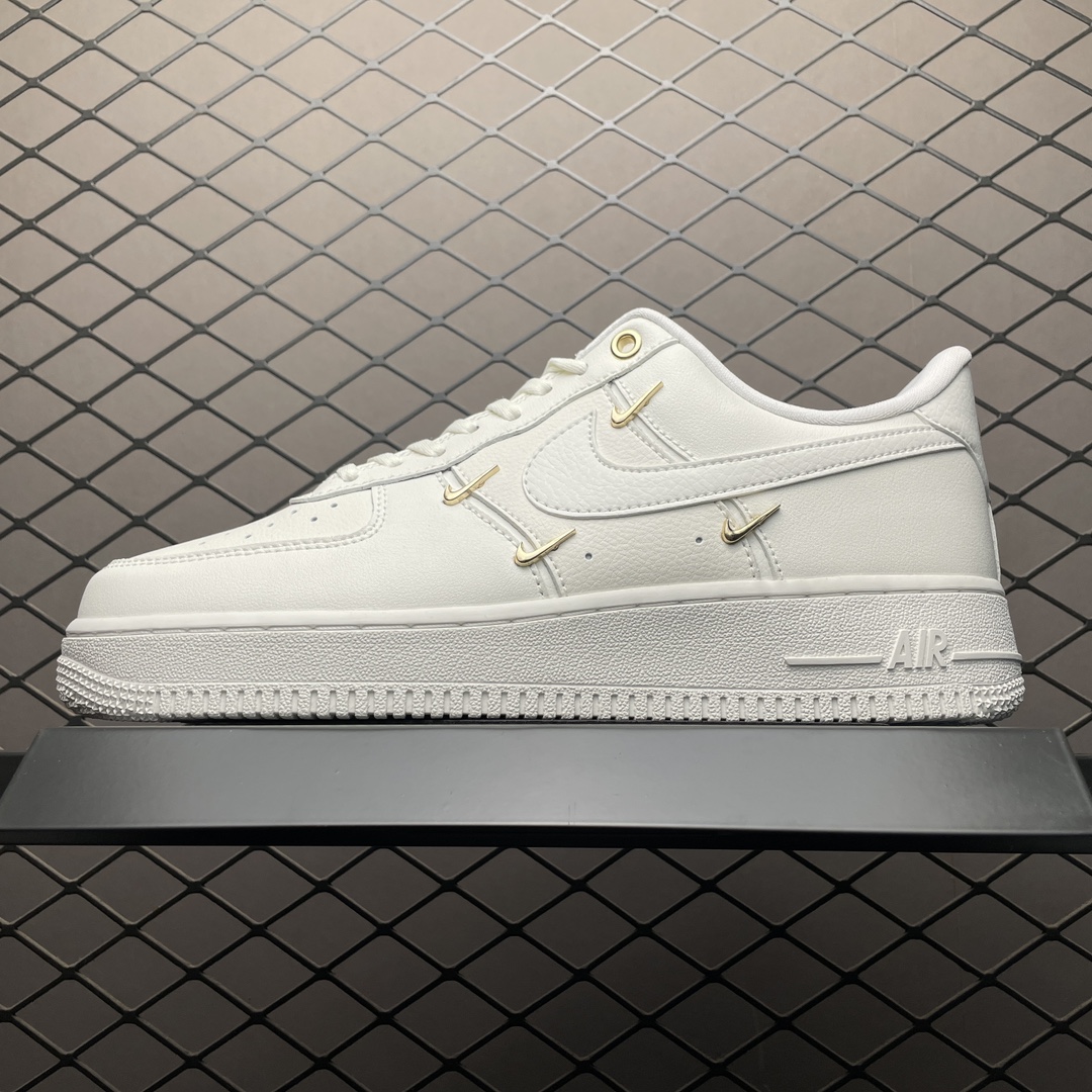 Nike Women's Air Force 1 '07 LX "Sail/Metallic Gold"（FV3654-111）