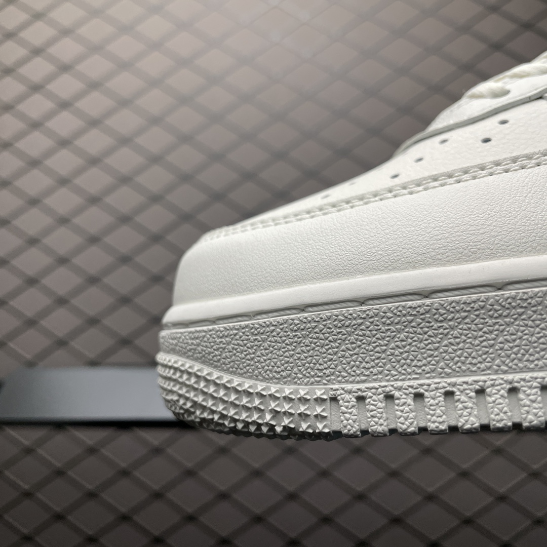 Nike Women's Air Force 1 '07 LX "Sail/Metallic Gold"（FV3654-111）