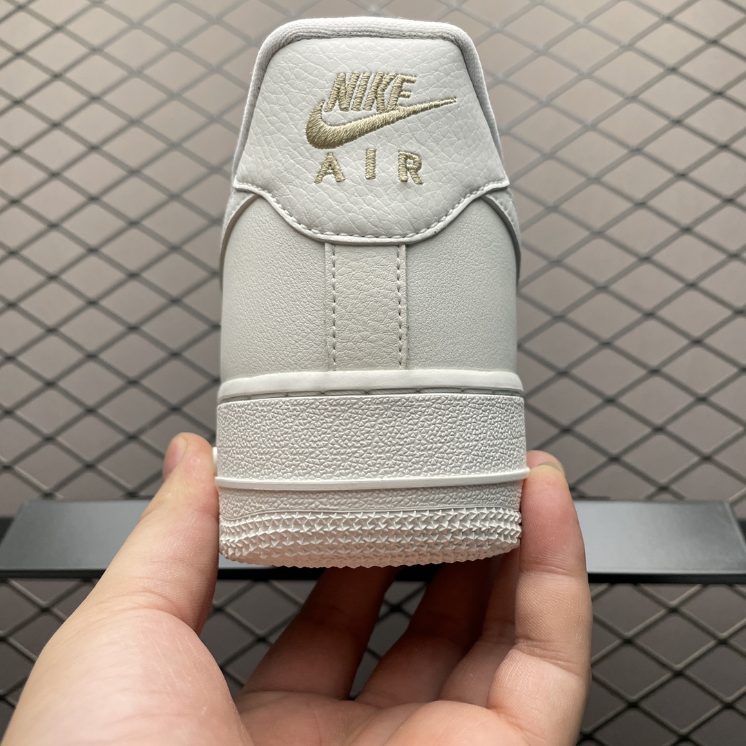 Nike Women's Air Force 1 '07 LX "Sail/Metallic Gold"（FV3654-111）