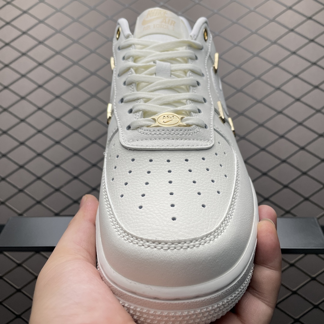 Nike Women's Air Force 1 '07 LX "Sail/Metallic Gold"（FV3654-111）