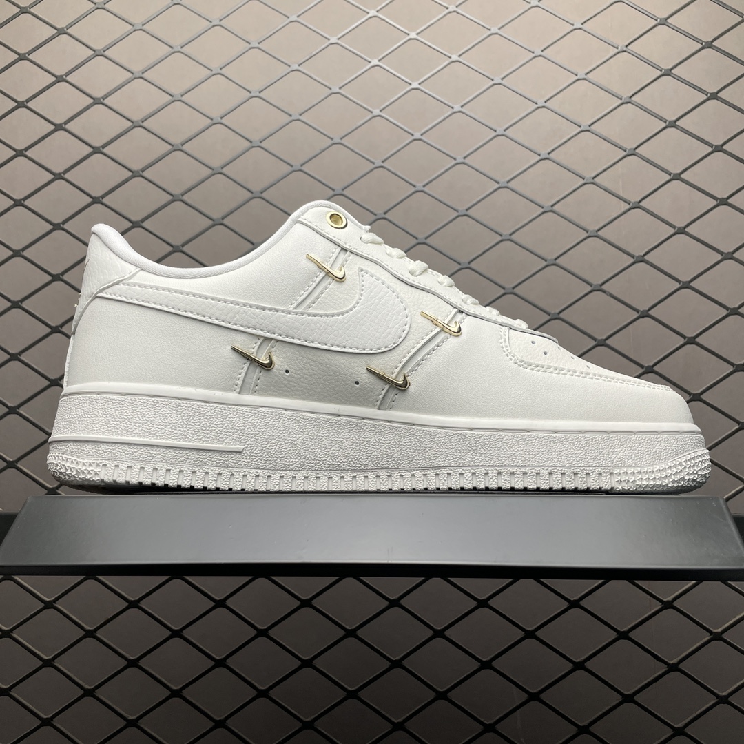 Nike Women's Air Force 1 '07 LX "Sail/Metallic Gold"（FV3654-111）