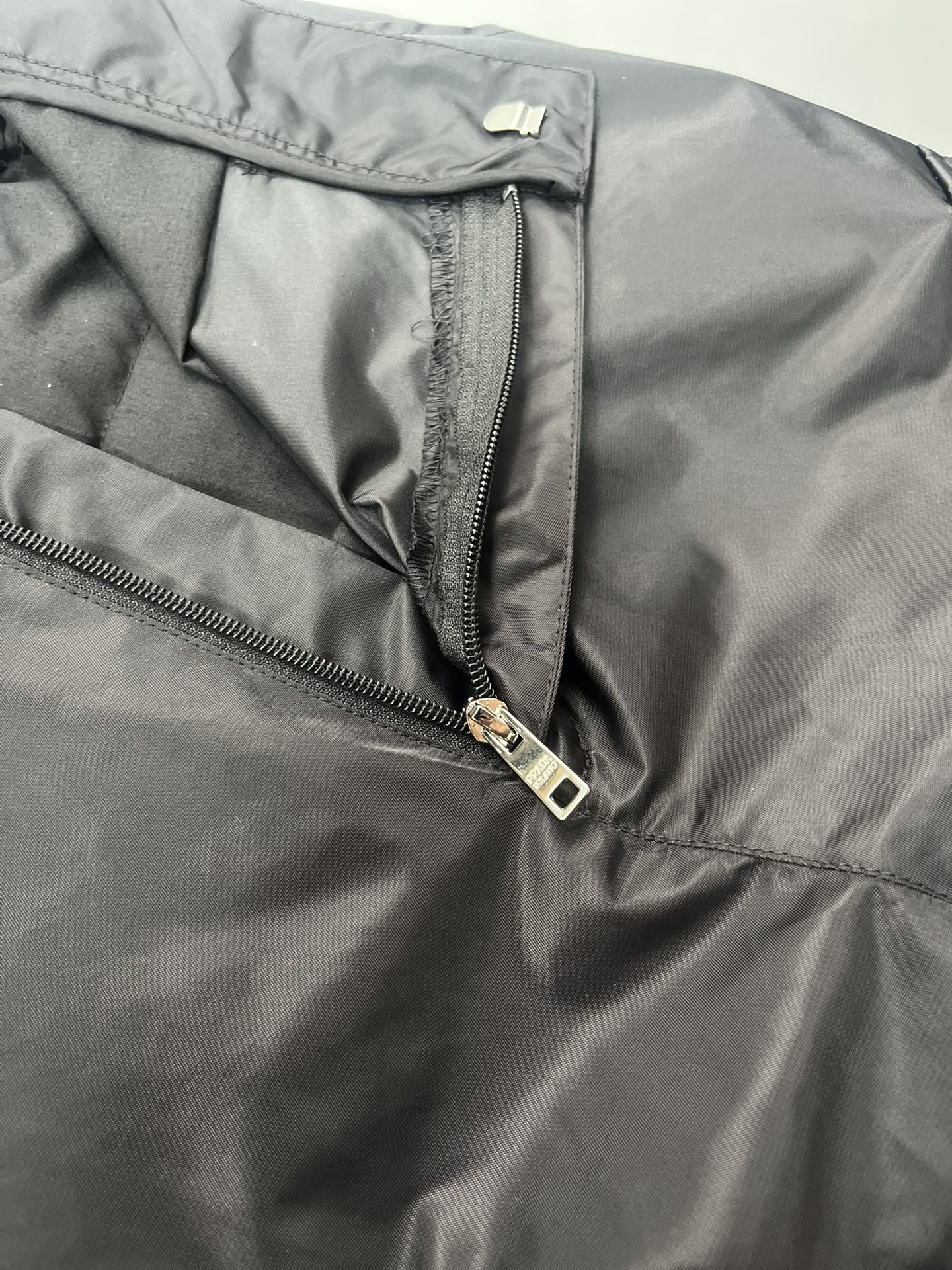 Prada Men's Black Polyamide Pants（SPH130S211-1WQ8-F0002）