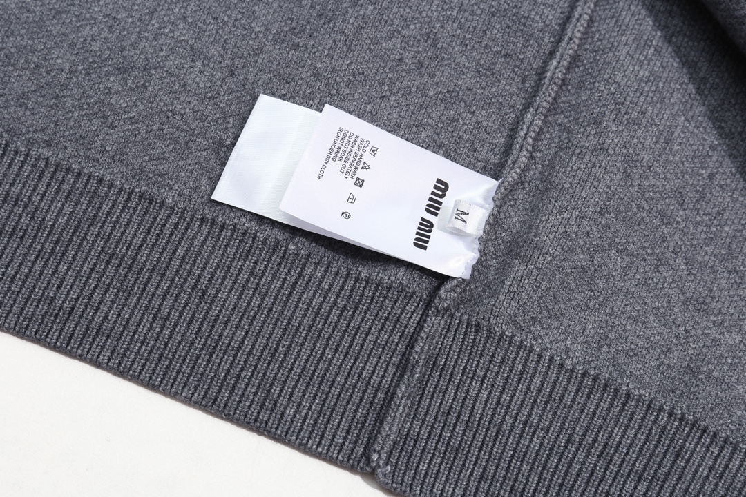 MIU MIU logo embroidered wool cardigan（MMF796-13JS-F0031-S-232）