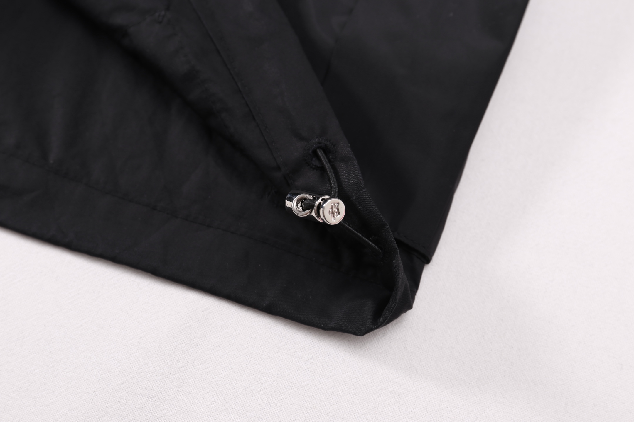 Moncler Cotton Bermuda Shorts（J20912B00012549P5999）