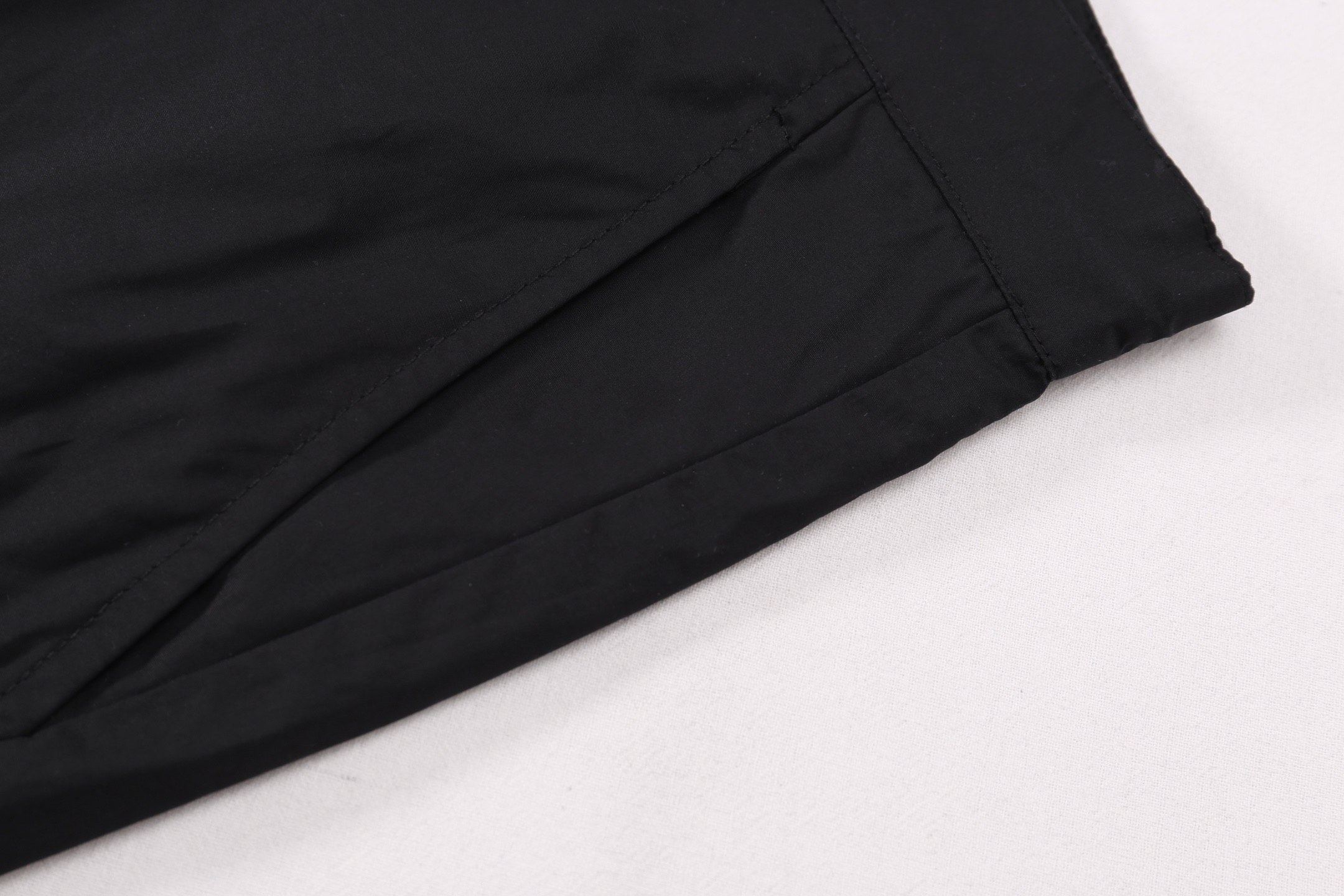 Moncler Cotton Bermuda Shorts（J20912B00012549P5999）