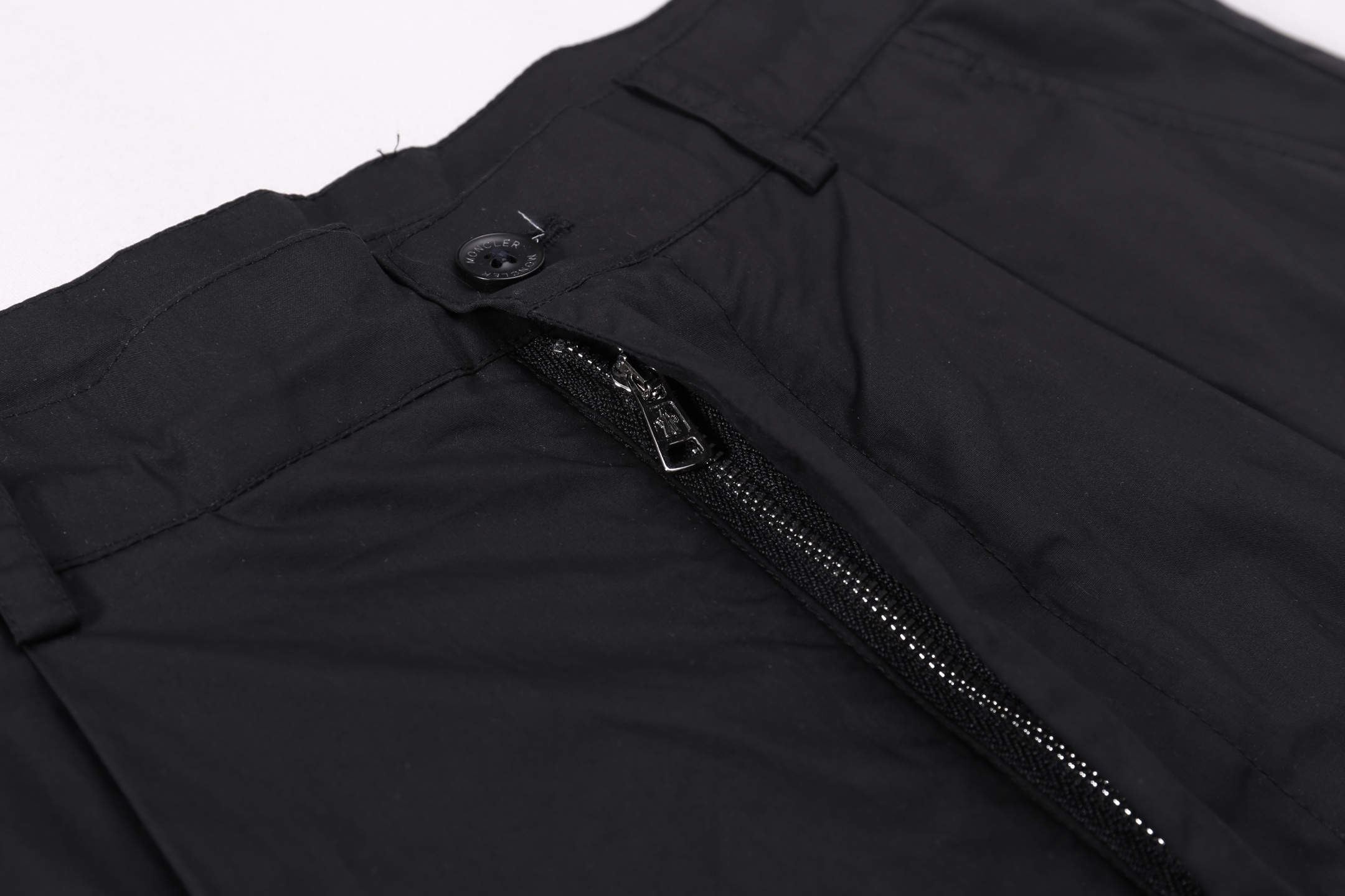 Moncler Cotton Bermuda Shorts（J20912B00012549P5999）