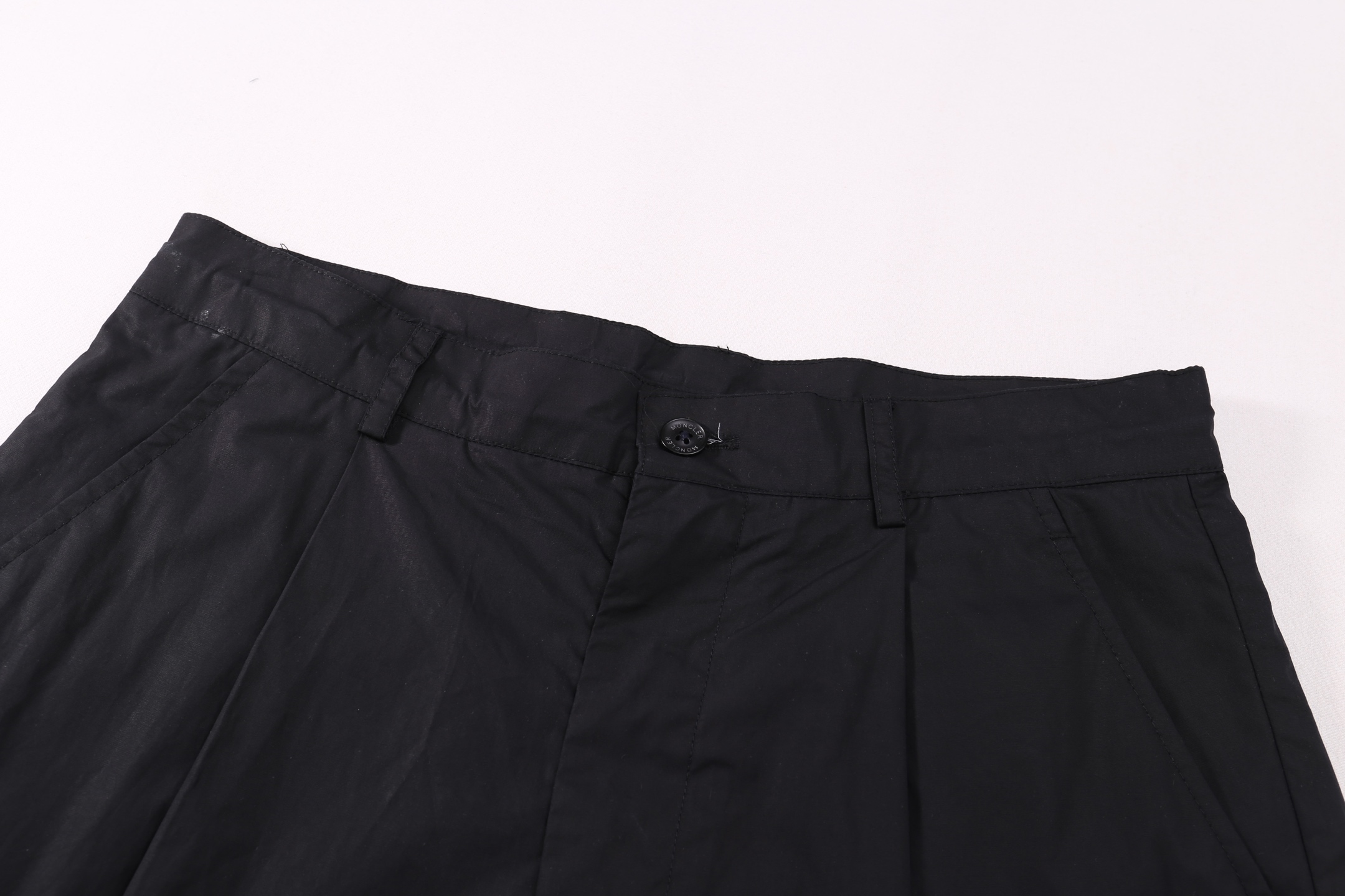 Moncler Cotton Bermuda Shorts（J20912B00012549P5999）