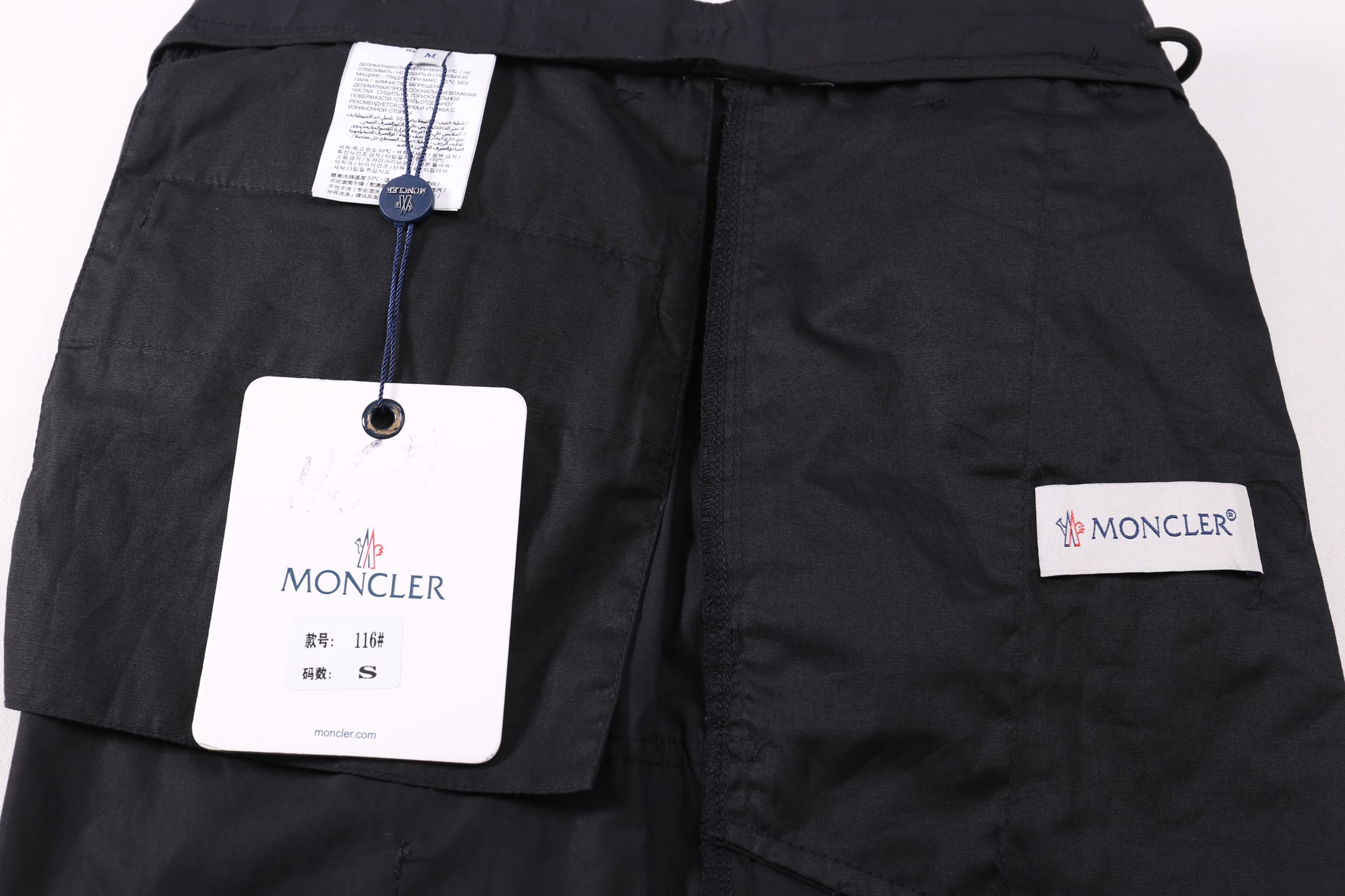 Moncler Cotton Bermuda Shorts（J20912B00012549P5999）