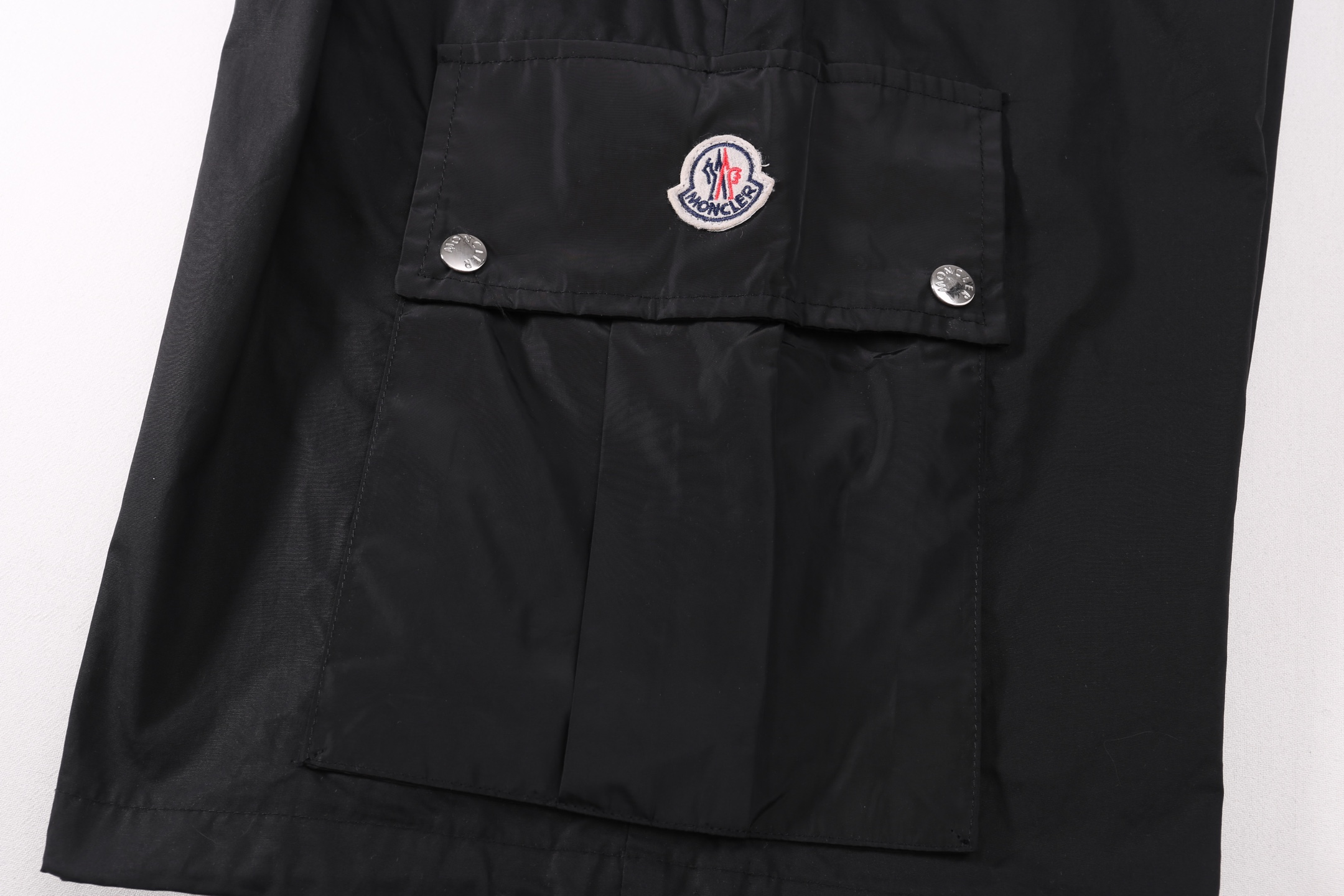 Moncler Cotton Bermuda Shorts（J20912B00012549P5999）