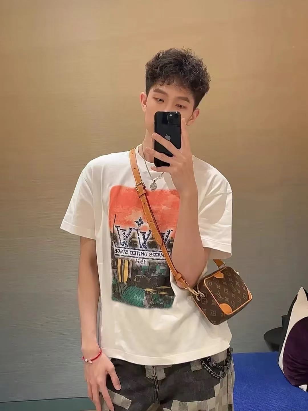 Louis Vuitton Embellished graphic cotton T-shirt（1AHCKM）