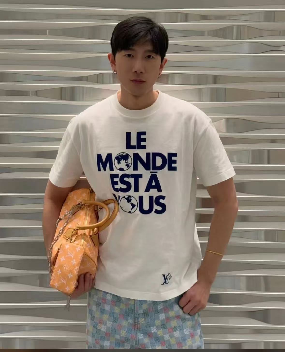 一枚で決まる◆送料込【LOUIS VUITTON】装飾付き Cotton T-shirt Louis Vuitton Graphic cotton T-shirt(1AHCW4)