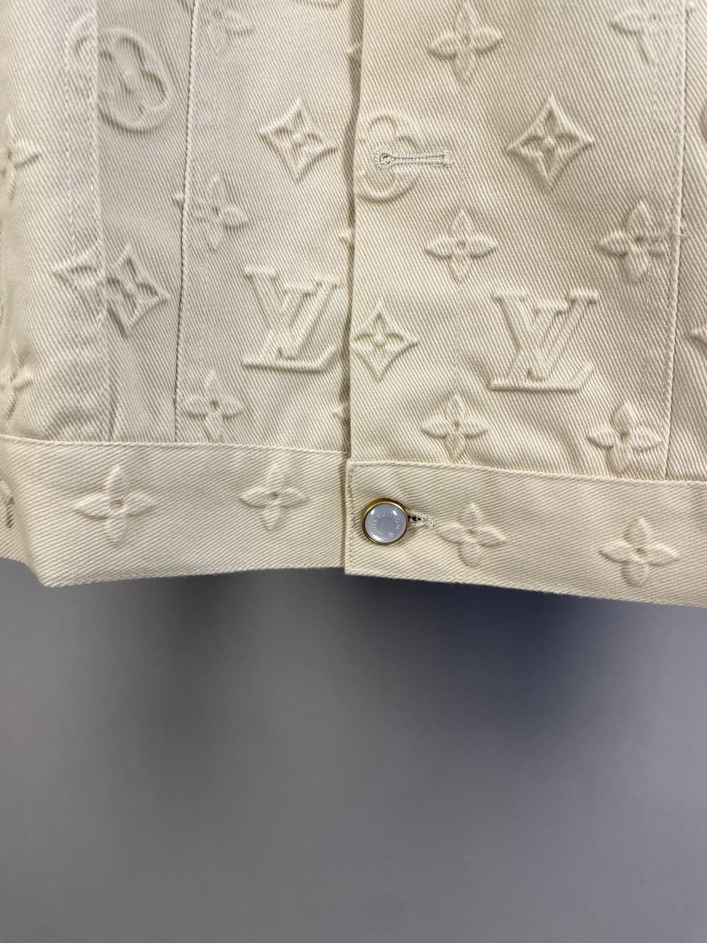 Louis Vuitton Monogram Embossed Denim Jacket（1AHBEV）