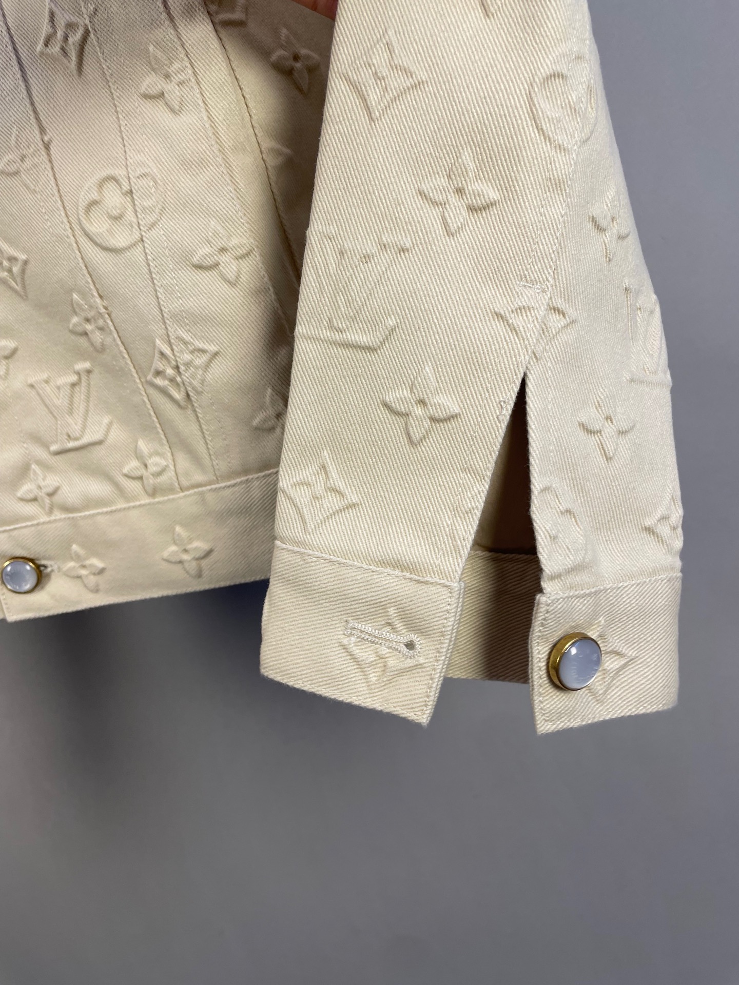Louis Vuitton Monogram Embossed Denim Jacket（1AHBEV）