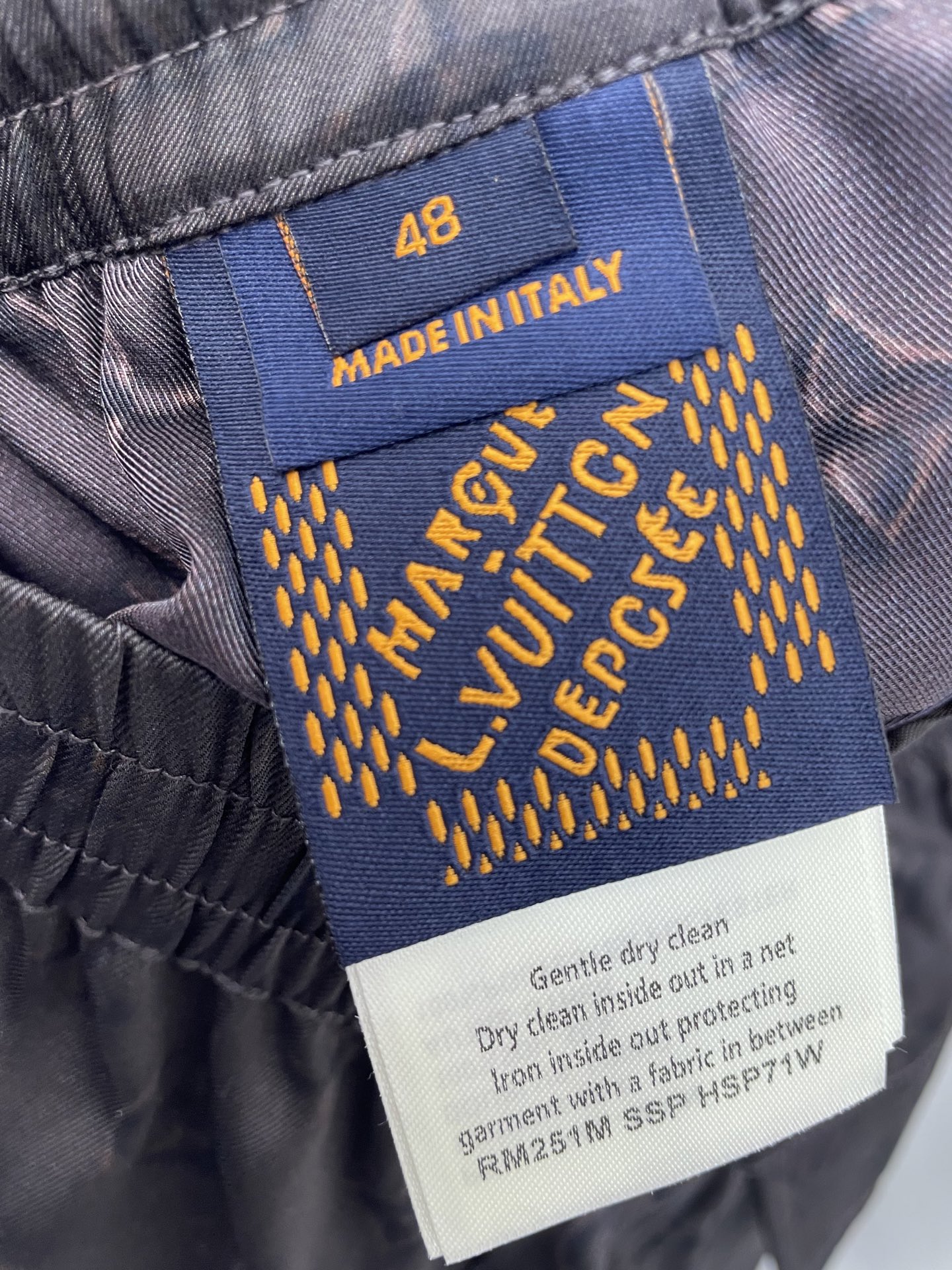 LOUIS VUITTON Monogram Silk Shorts（1AHCGS）