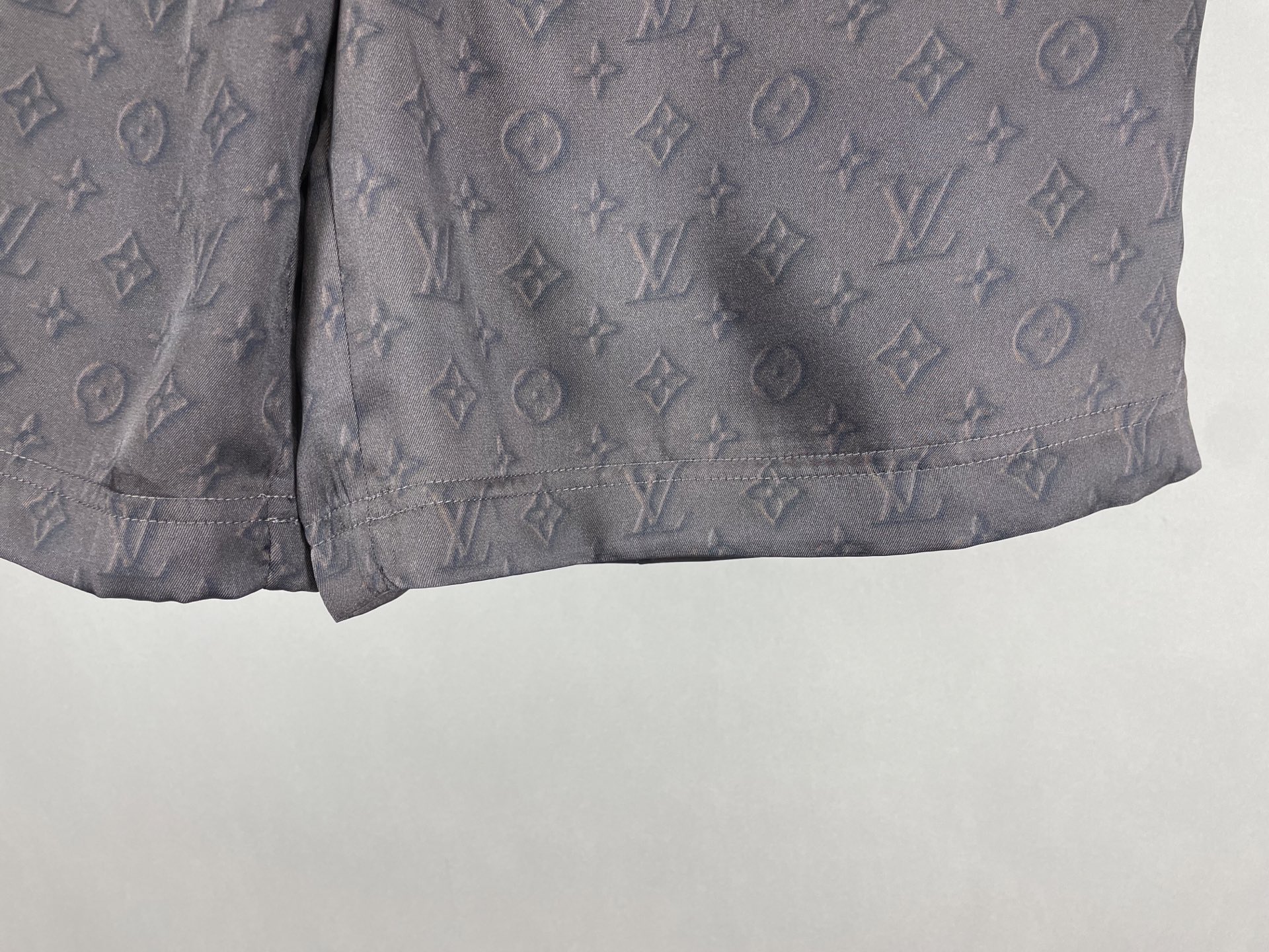 LOUIS VUITTON Monogram Silk Shorts（1AHCGS）
