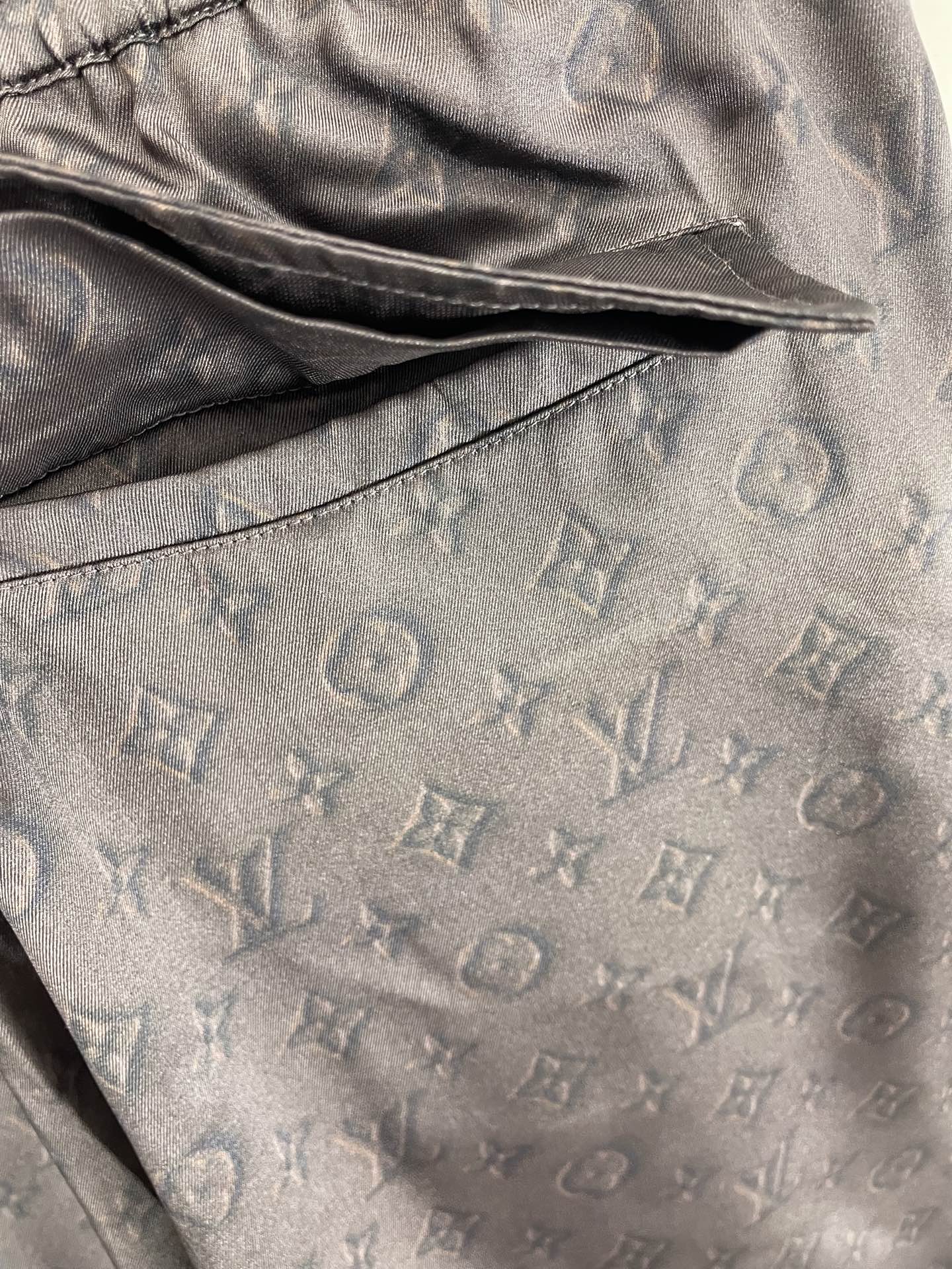 LOUIS VUITTON Monogram Silk Shorts（1AHCGS）