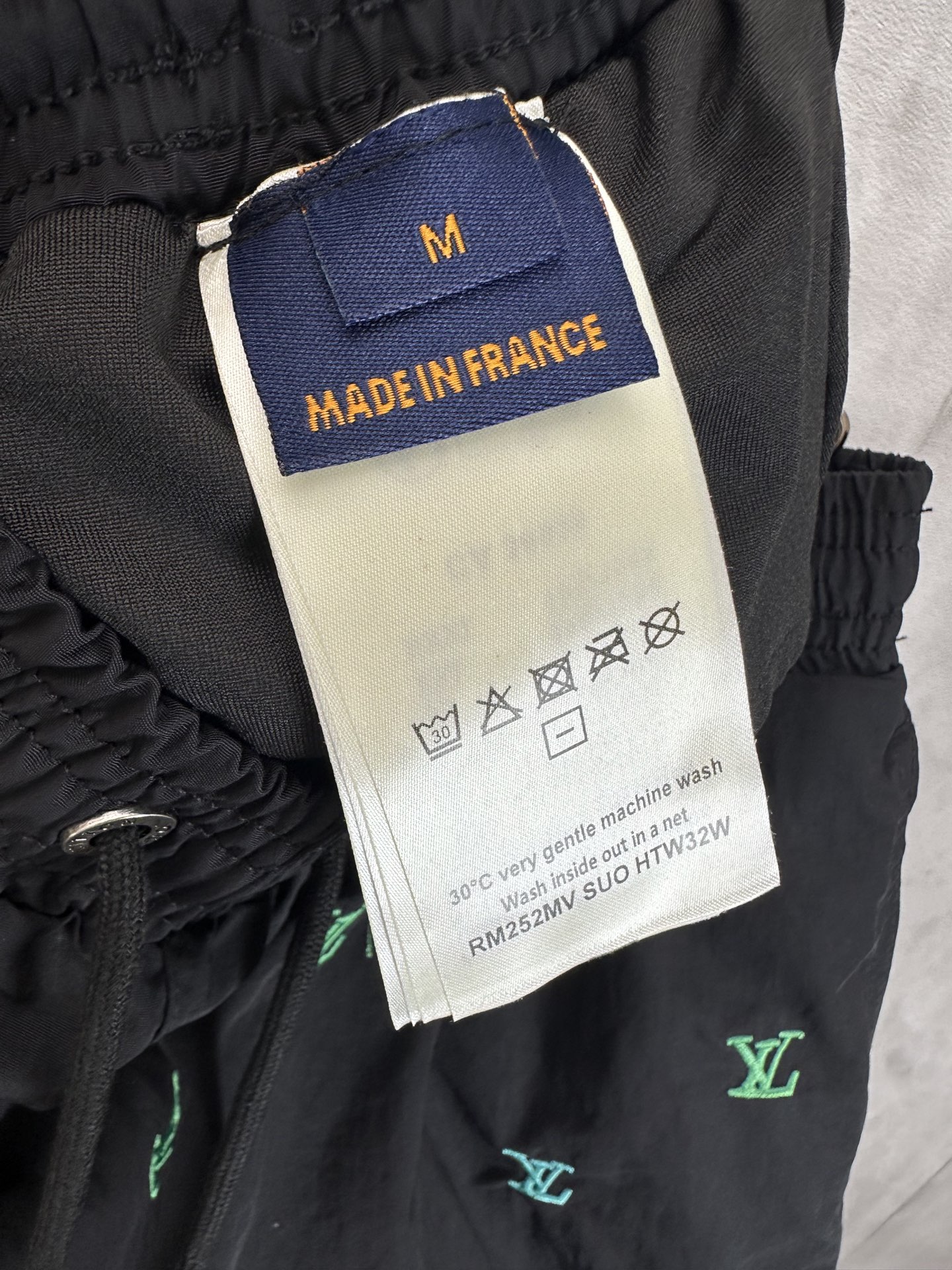 Louis Vuitton Men's LV Blason Gradient Embroidered Swim Shorts "Noir"（1AGTQR）