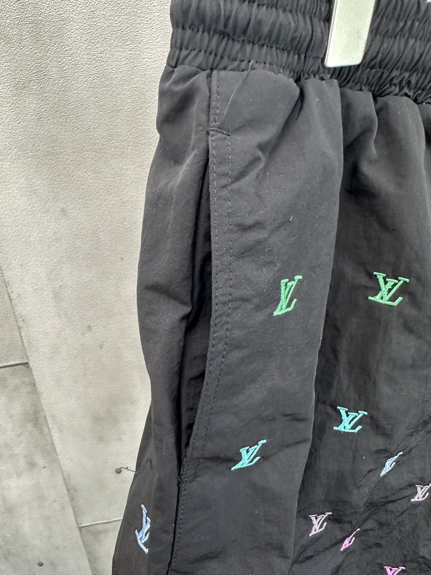 Louis Vuitton Men's LV Blason Gradient Embroidered Swim Shorts "Noir"（1AGTQR）