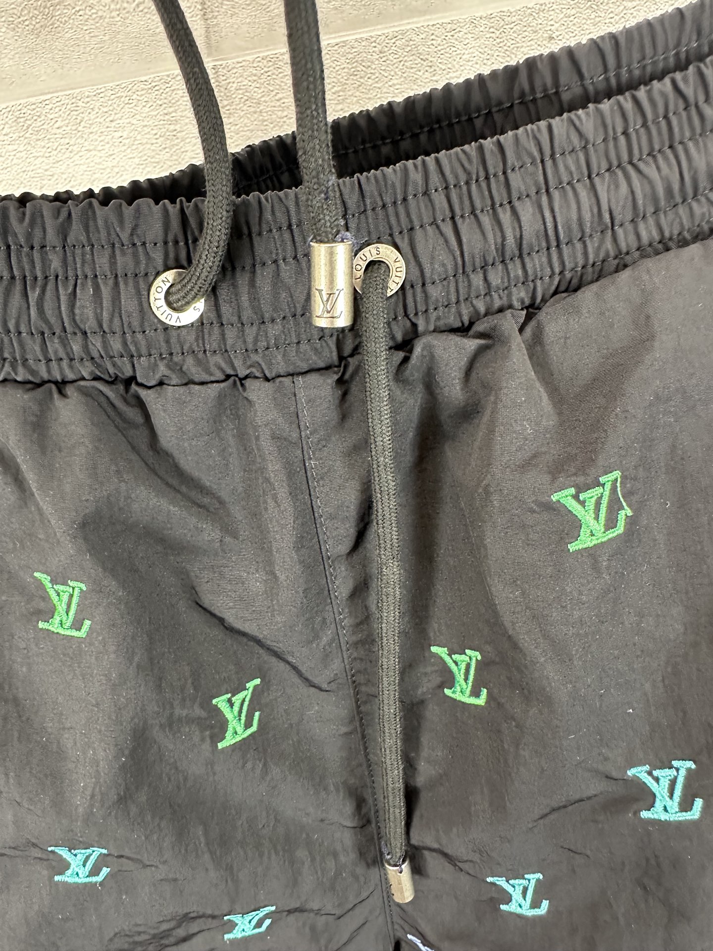 Louis Vuitton Men's LV Blason Gradient Embroidered Swim Shorts "Noir"（1AGTQR）