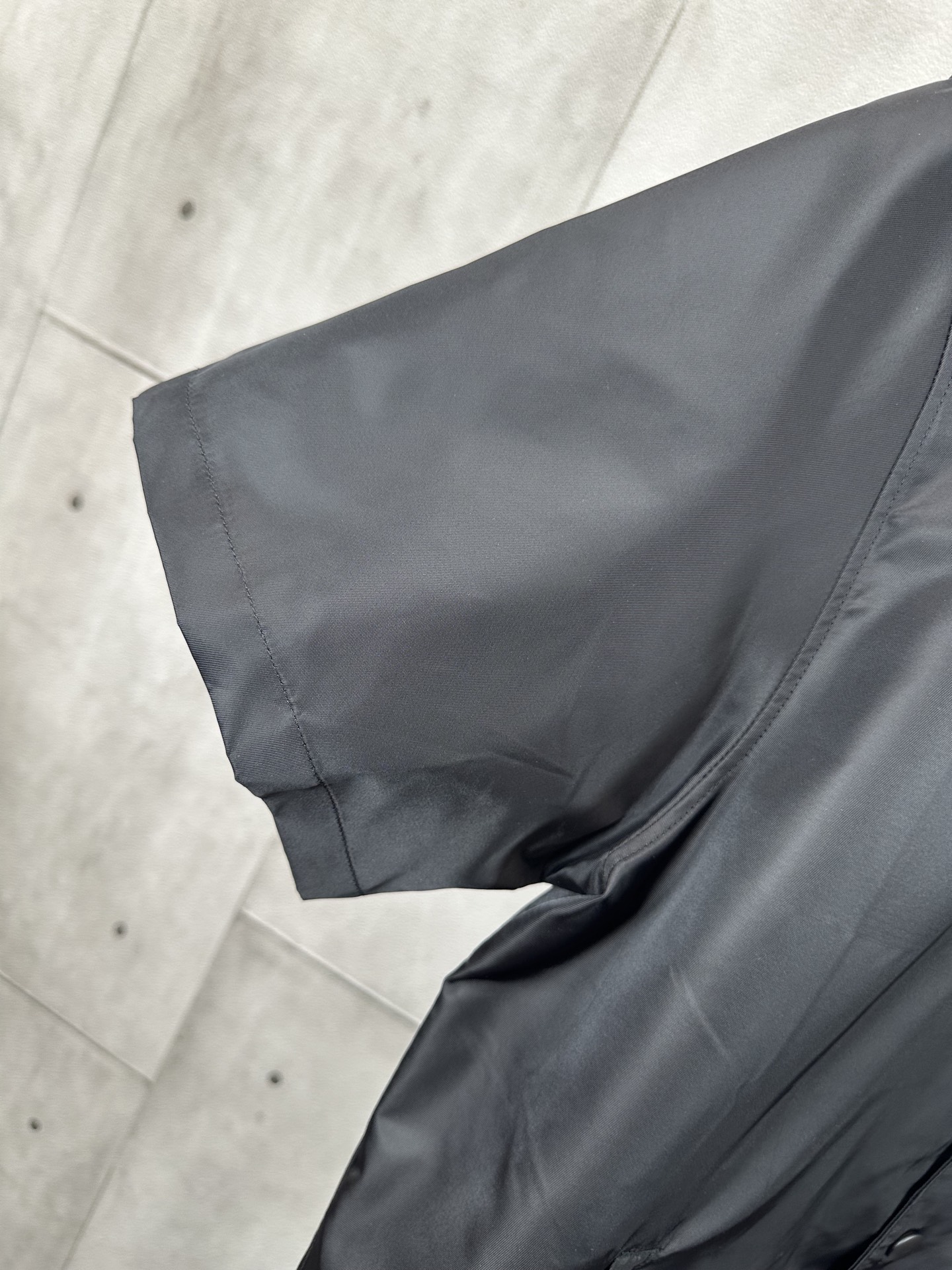 Prada Re-Nylon Short-Sleeve Cropped Bowling Shirt (SC449-1WQ8-F0002-S-182）