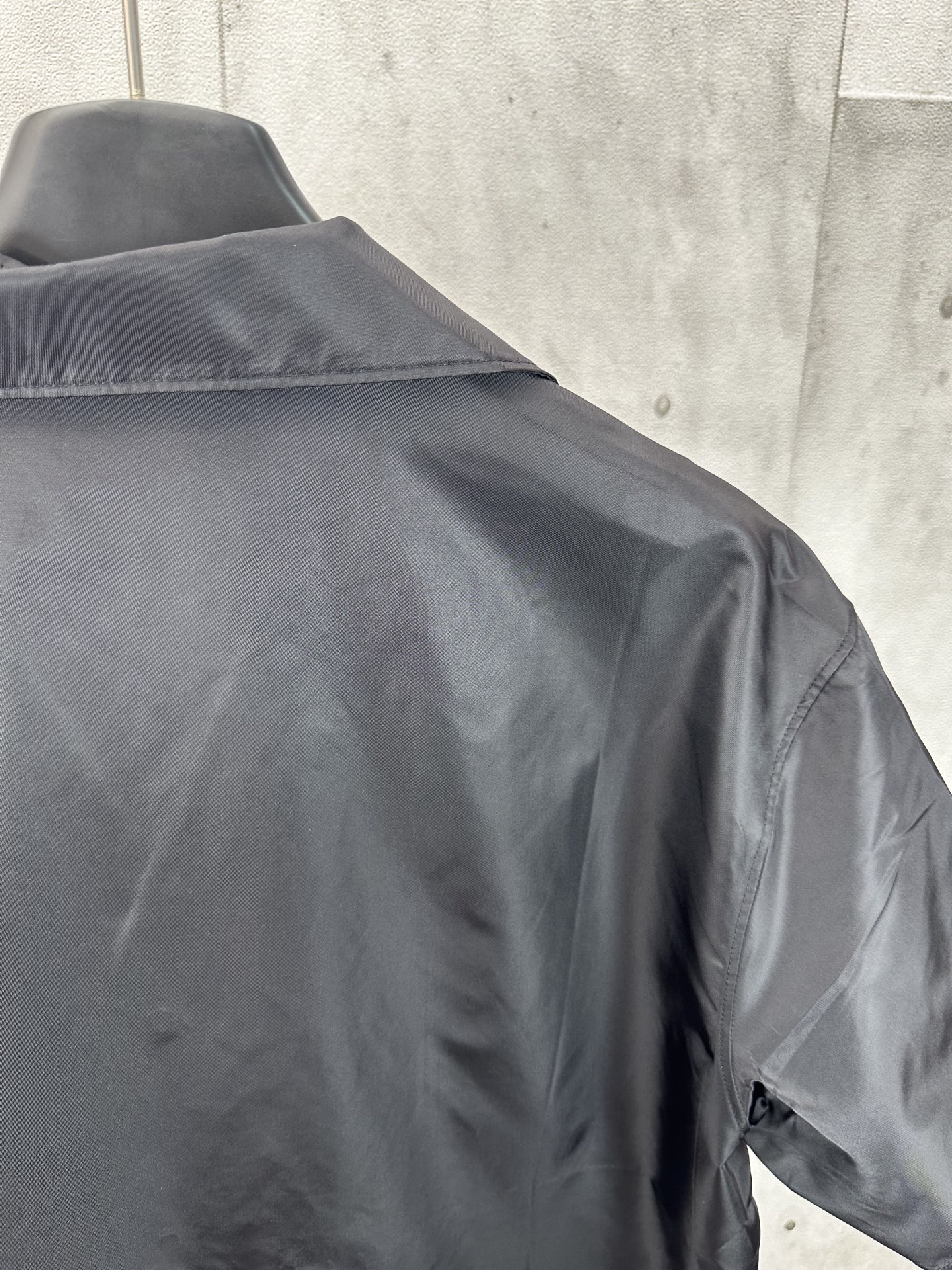 Prada Re-Nylon Short-Sleeve Cropped Bowling Shirt (SC449-1WQ8-F0002-S-182）