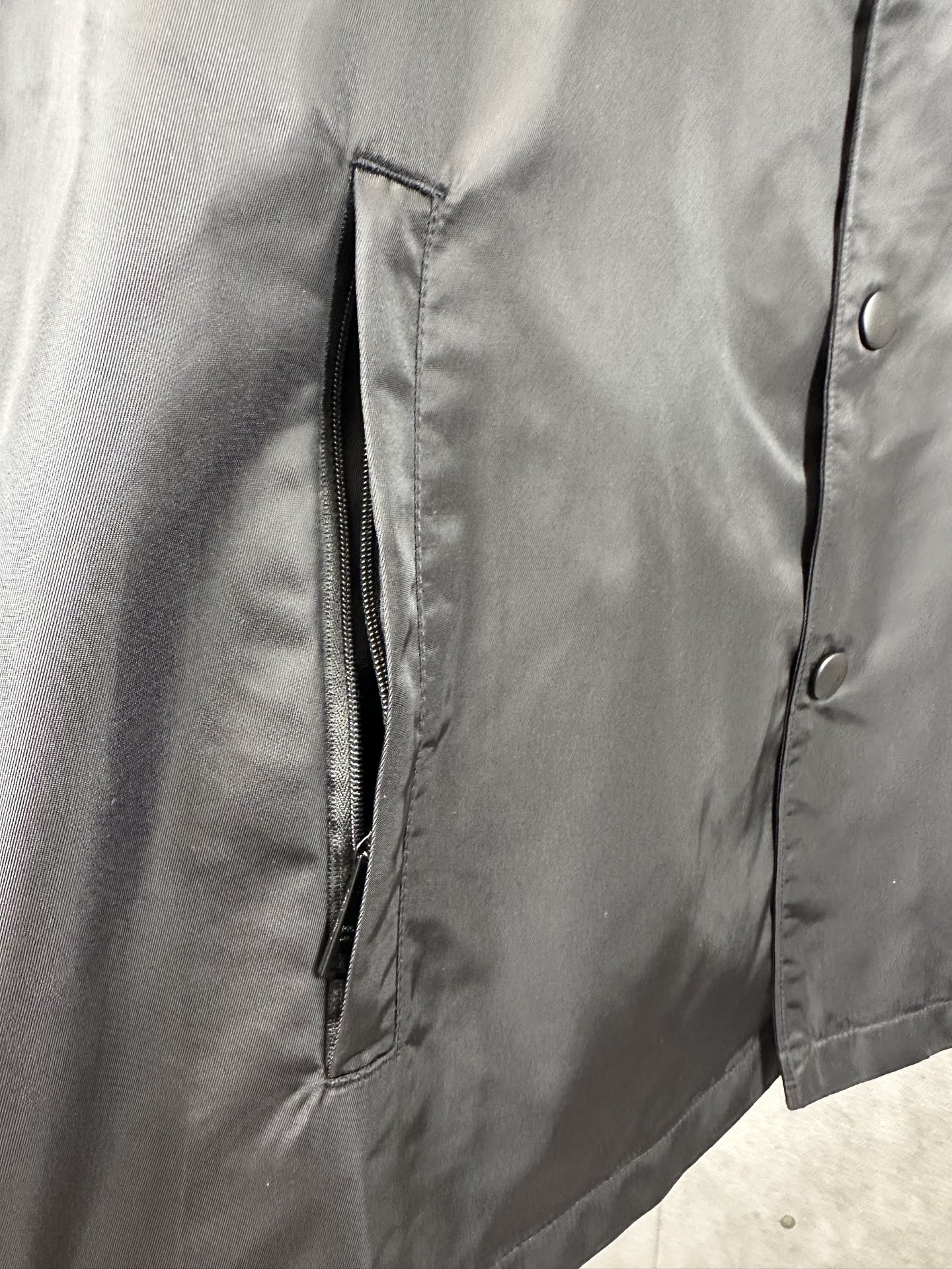 Prada Re-Nylon Short-Sleeve Cropped Bowling Shirt (SC449-1WQ8-F0002-S-182）