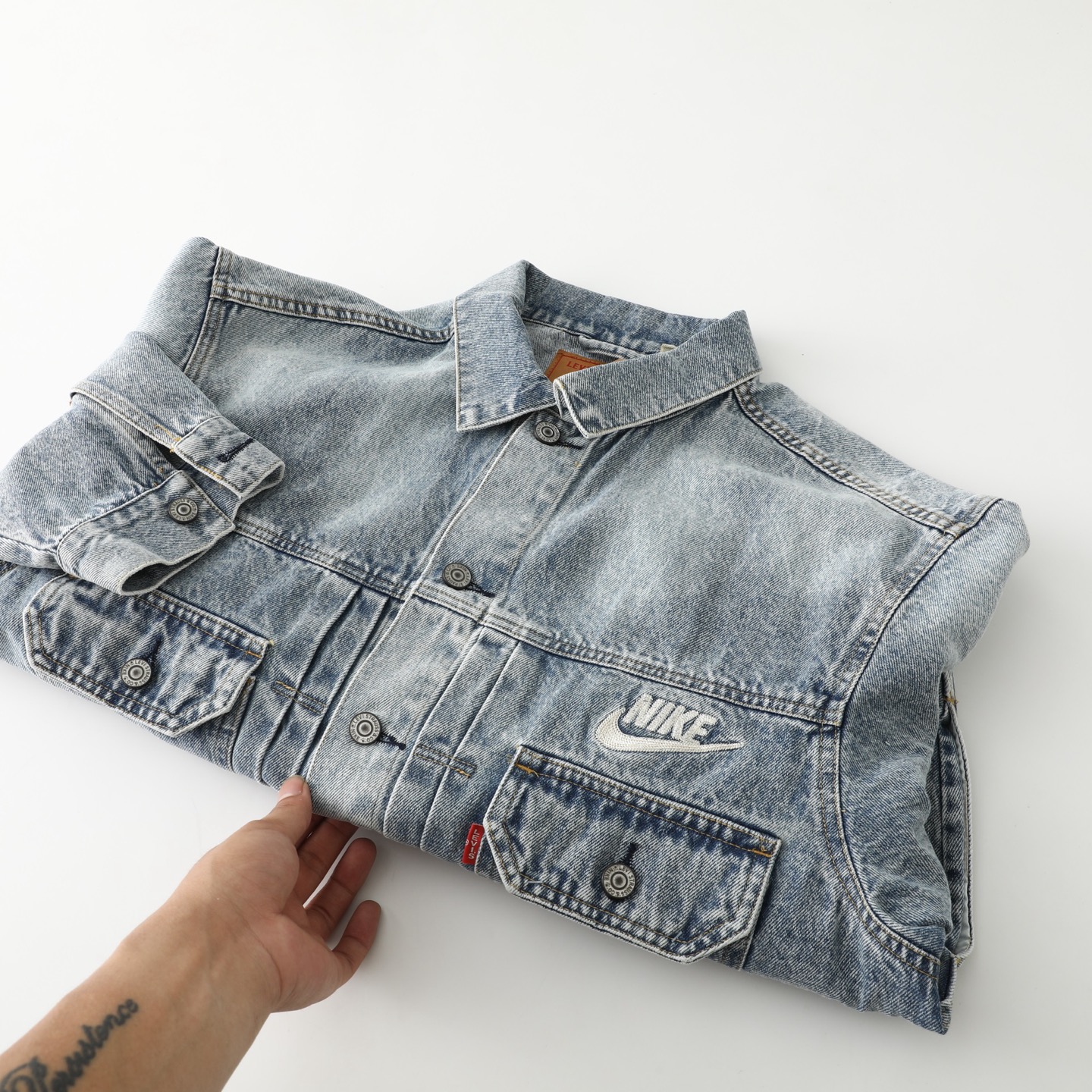LEVI'S x Nike Denim Trucker Jacket "Light Indigo" 002TM-0000（ 002TM-0000）