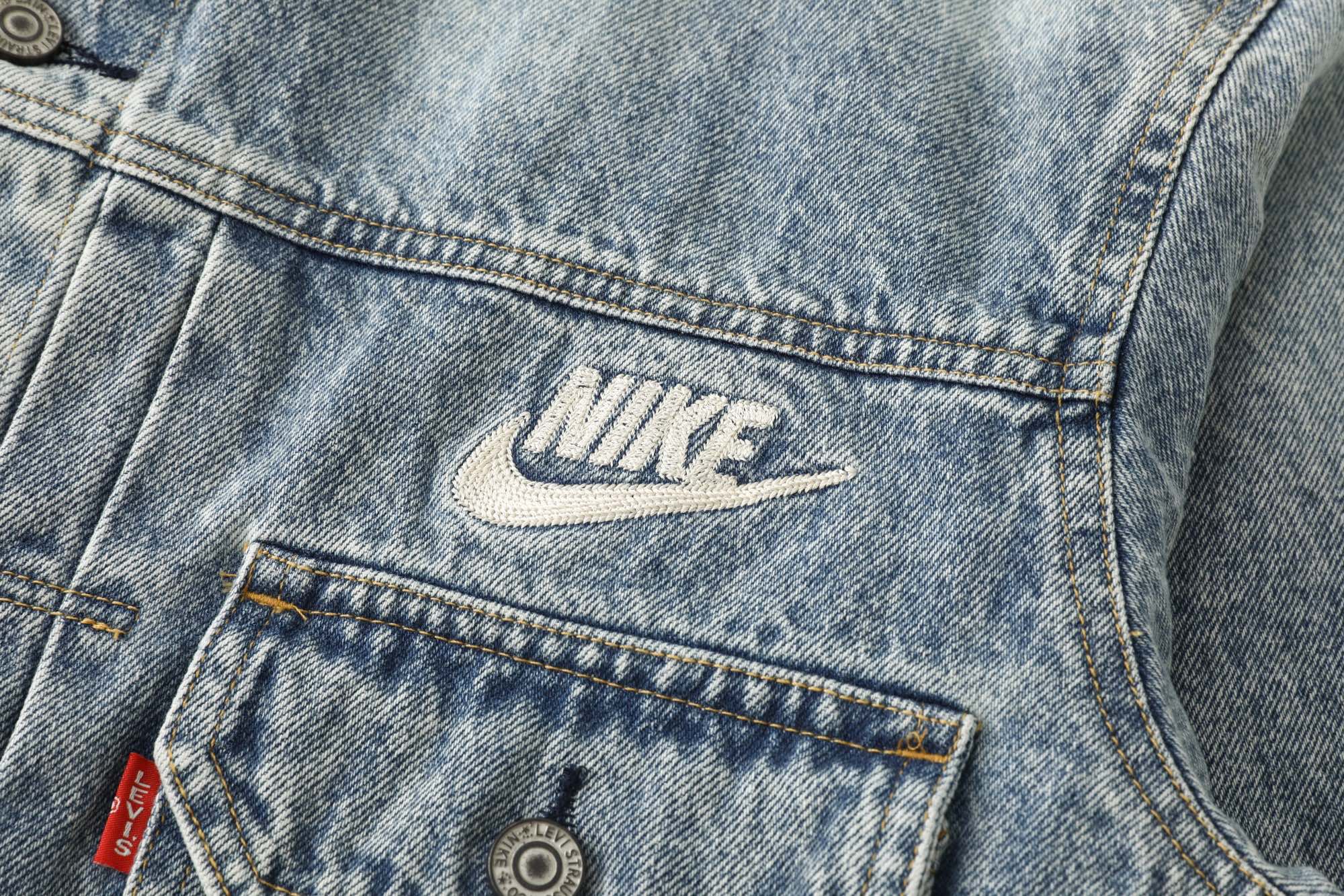 LEVI'S x Nike Denim Trucker Jacket "Light Indigo" 002TM-0000（ 002TM-0000）