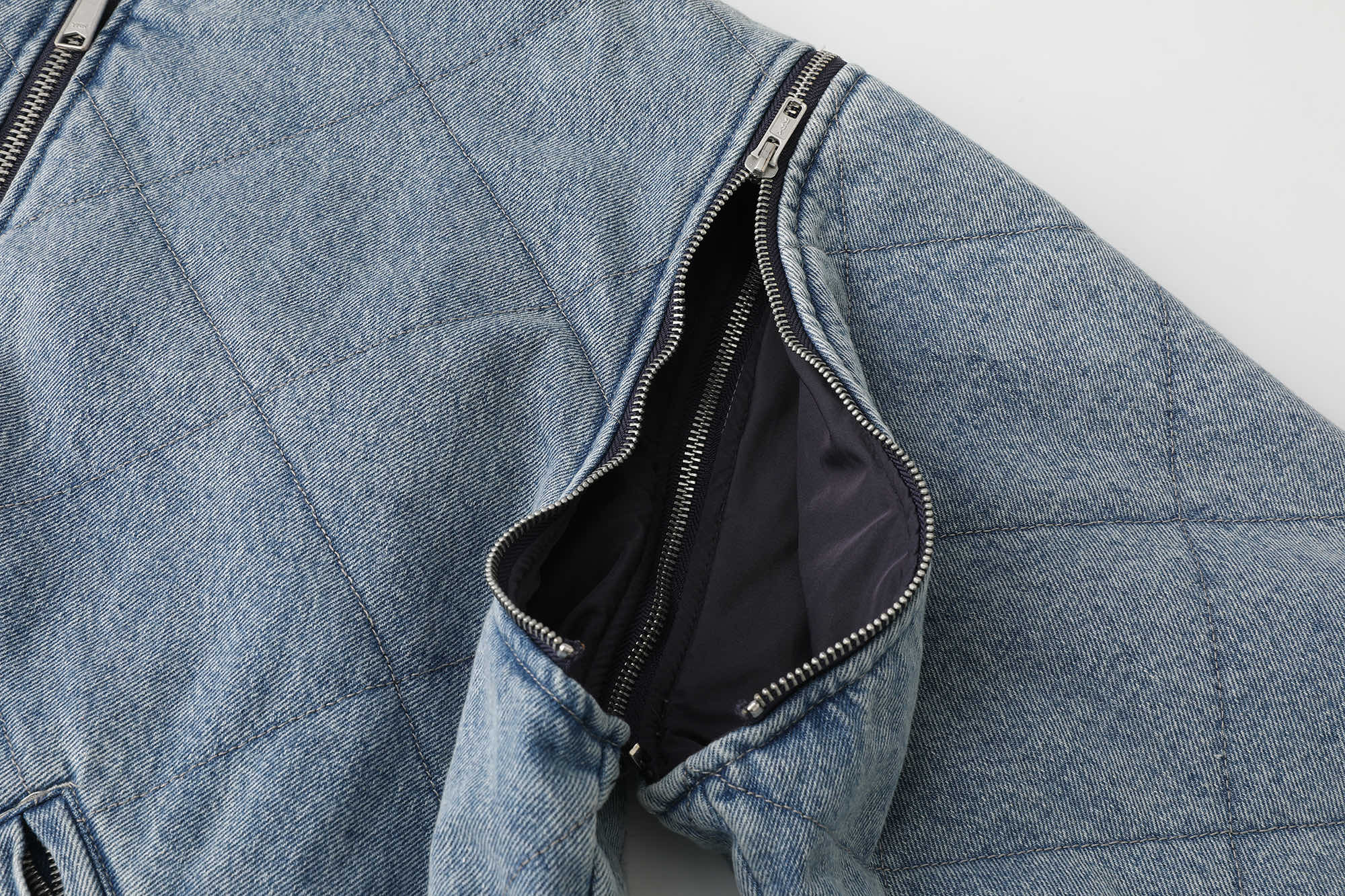 SupremeZip-Off Sleeve Quilted Bomber Jacket（SUP-FW25-068）