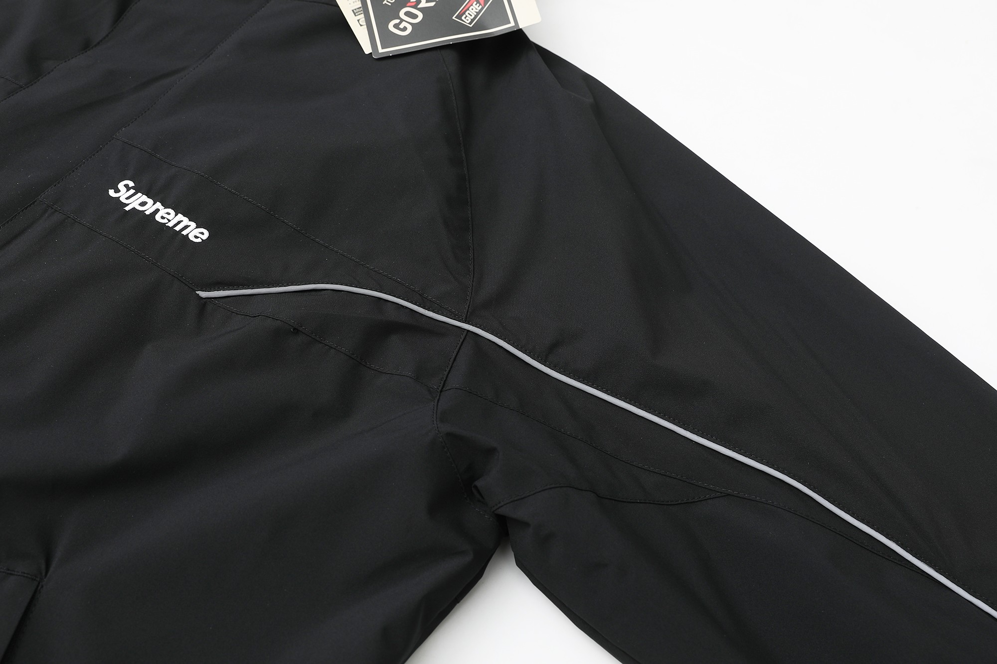 Supreme x Umbro GORE-TEX Hooded Jacket（SUP-SS25-057）