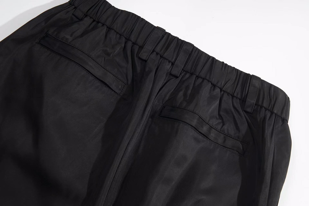 Prada Black Re-nylon Bermuda Shorts（SPH156-1WQ8-F0002-S-212）