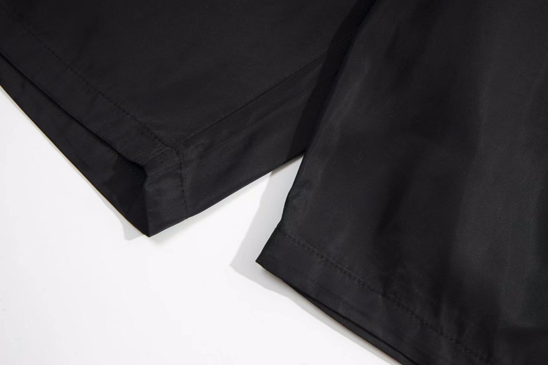 Prada Black Re-nylon Bermuda Shorts（SPH156-1WQ8-F0002-S-212）