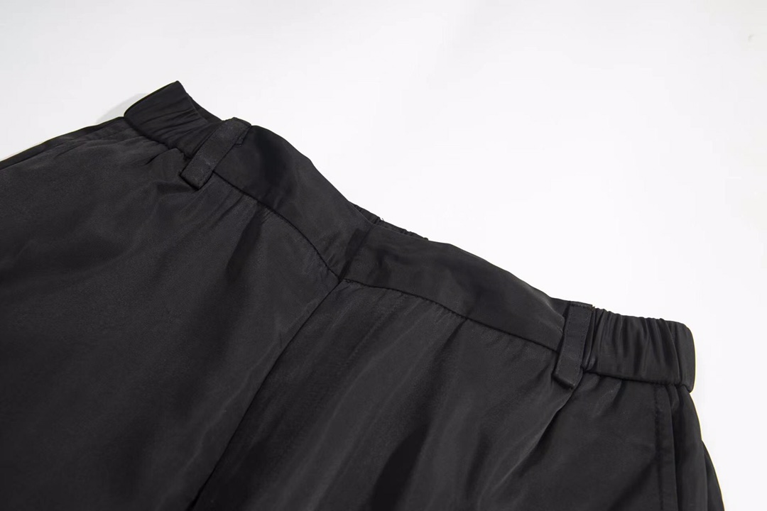 Prada Black Re-nylon Bermuda Shorts（SPH156-1WQ8-F0002-S-212）
