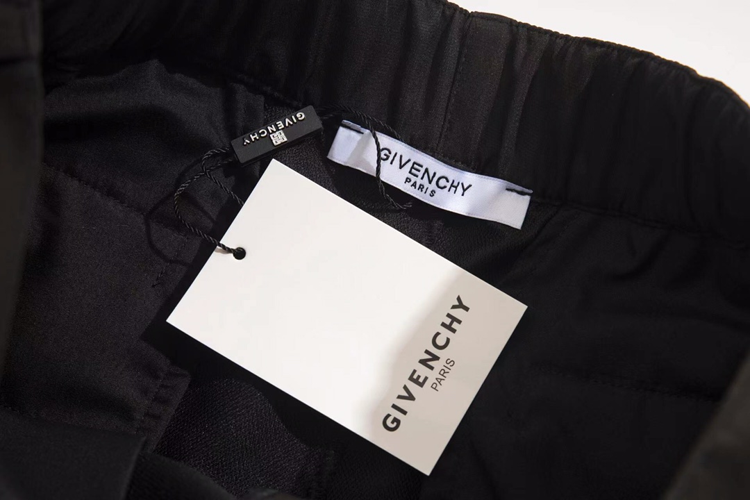 GIVENCHY SHORTS（BM50YR13SA-001）