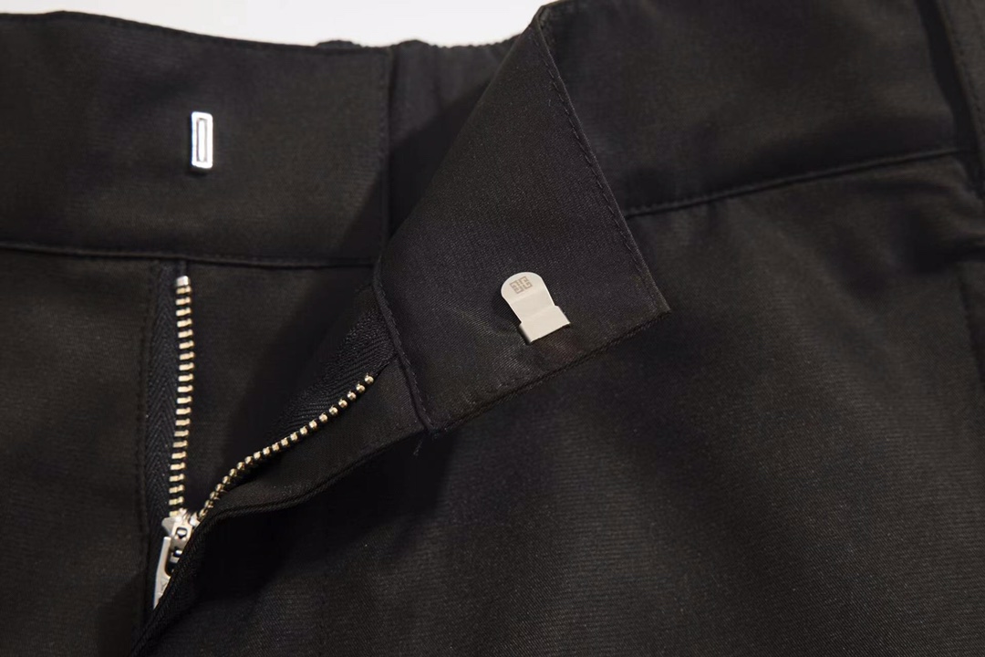 GIVENCHY SHORTS（BM50YR13SA-001）