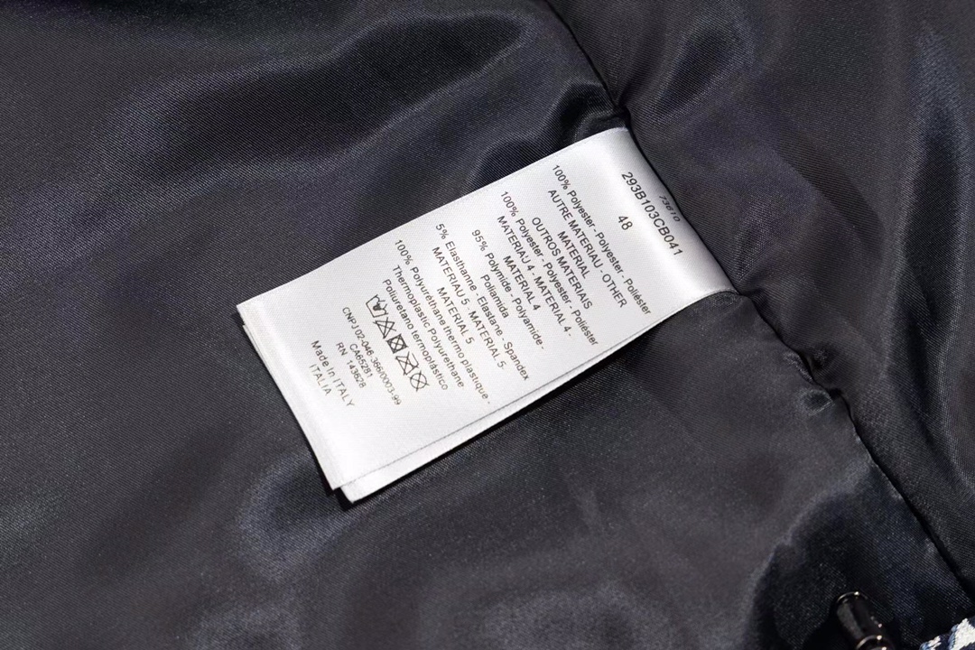 Dior waterproof hooded jacket（327C25A2970-X5803）