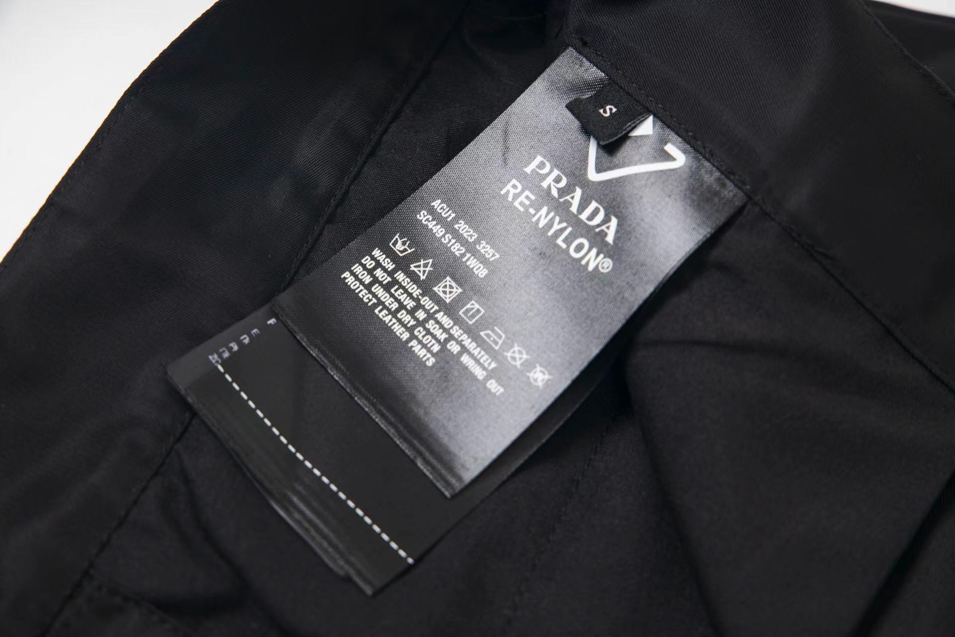 Prada Logo bermuda shorts（22H768-I18-F0002-S-192）