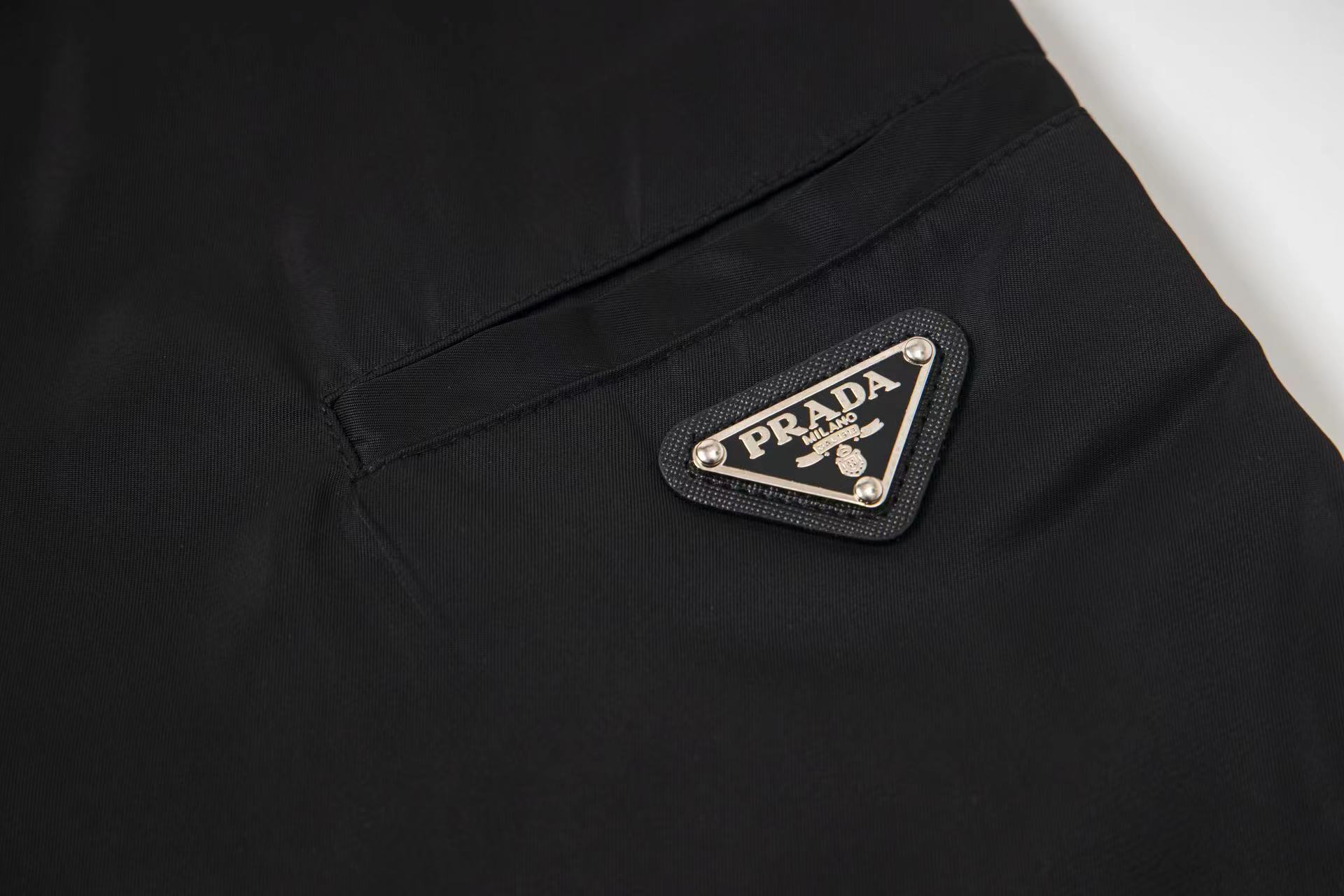 Prada Logo bermuda shorts（22H768-I18-F0002-S-192）