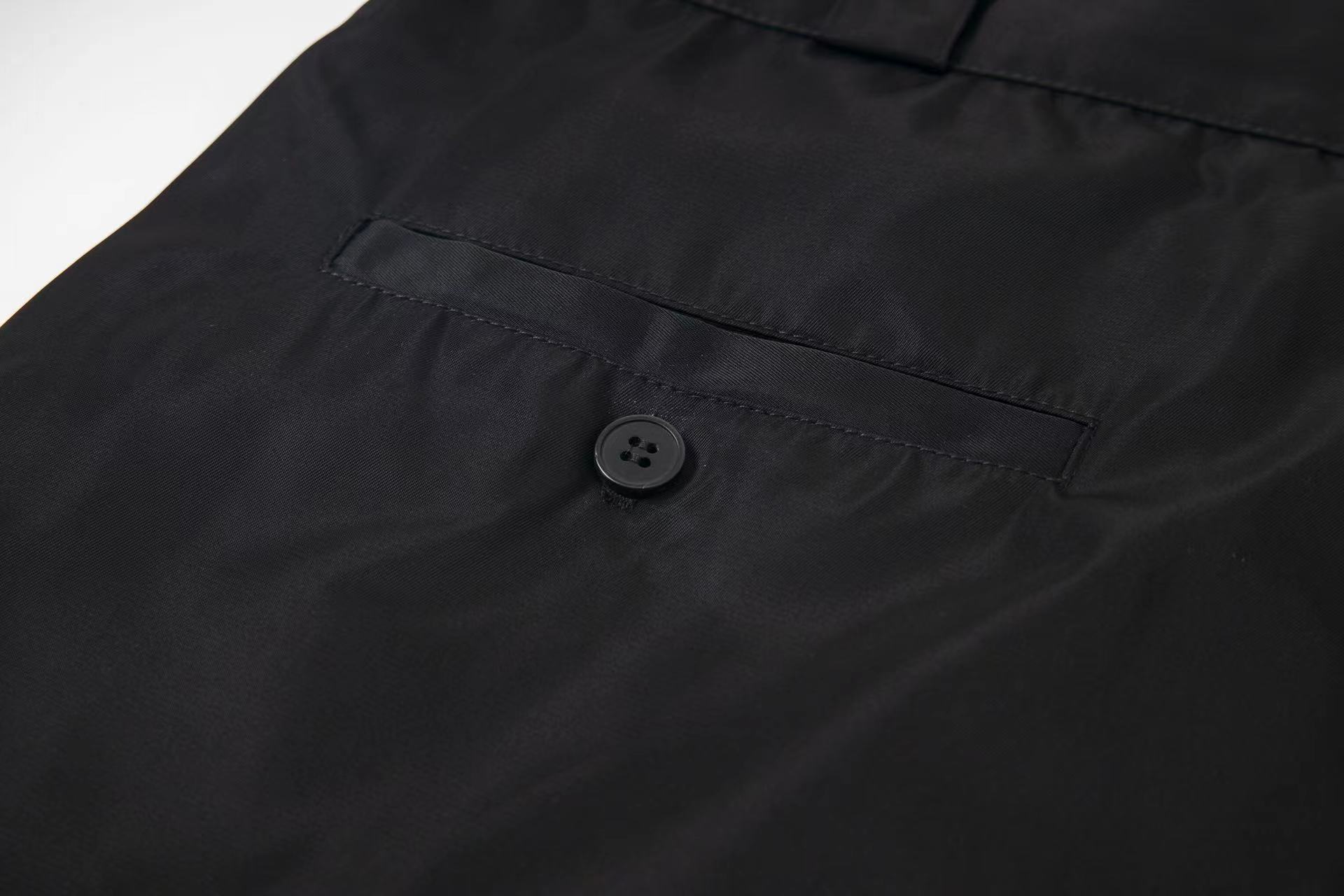 Prada Logo bermuda shorts（22H768-I18-F0002-S-192）