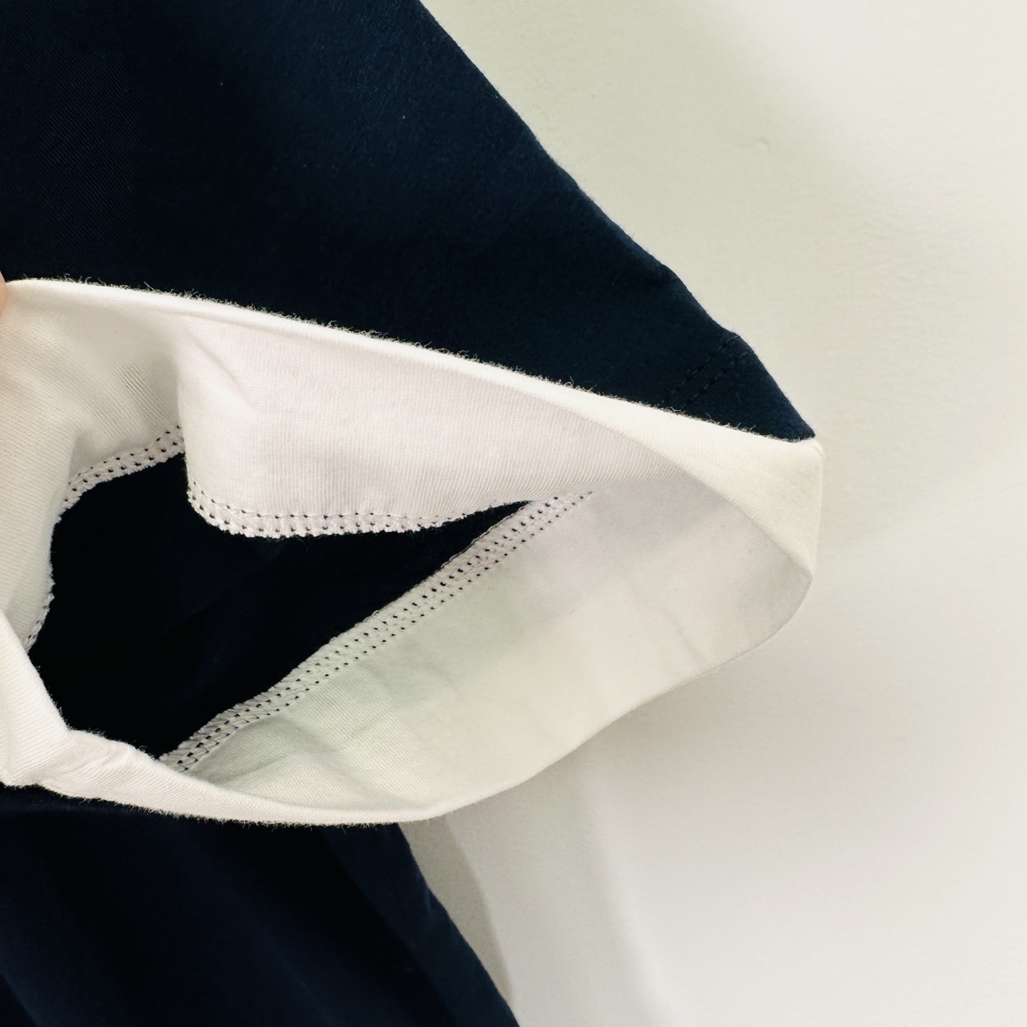 PRADA T-Shirts  (UJN912-11CD-F0124-S-OOO）