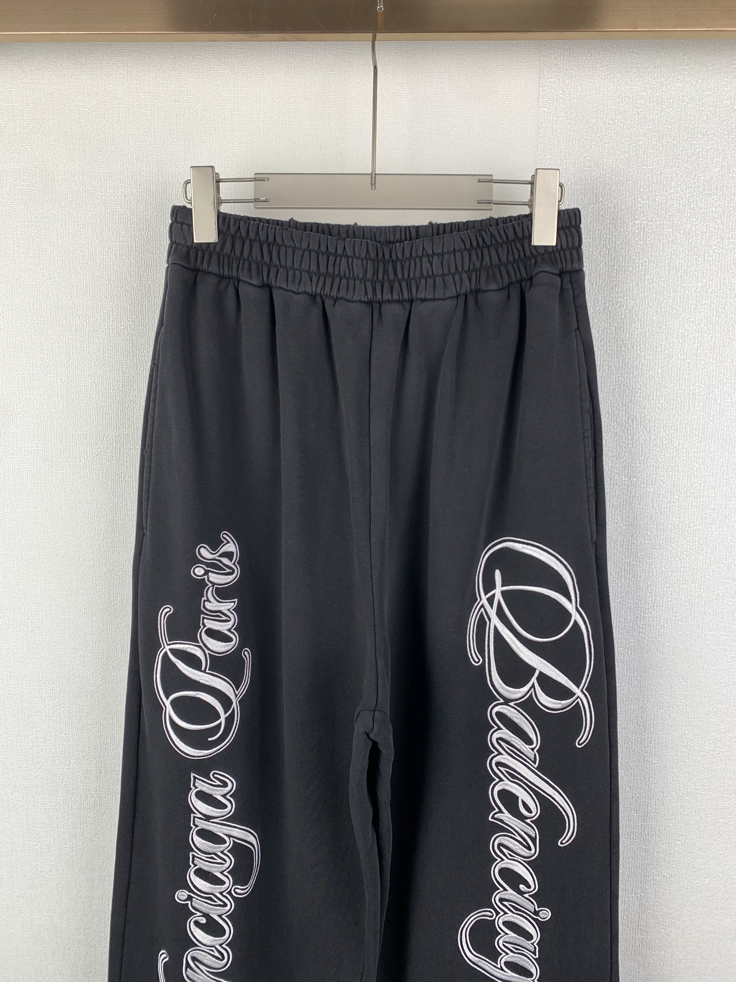 Balenciaga Cursive Baggy Pants for Men in Black/White（846917TTVM86552）