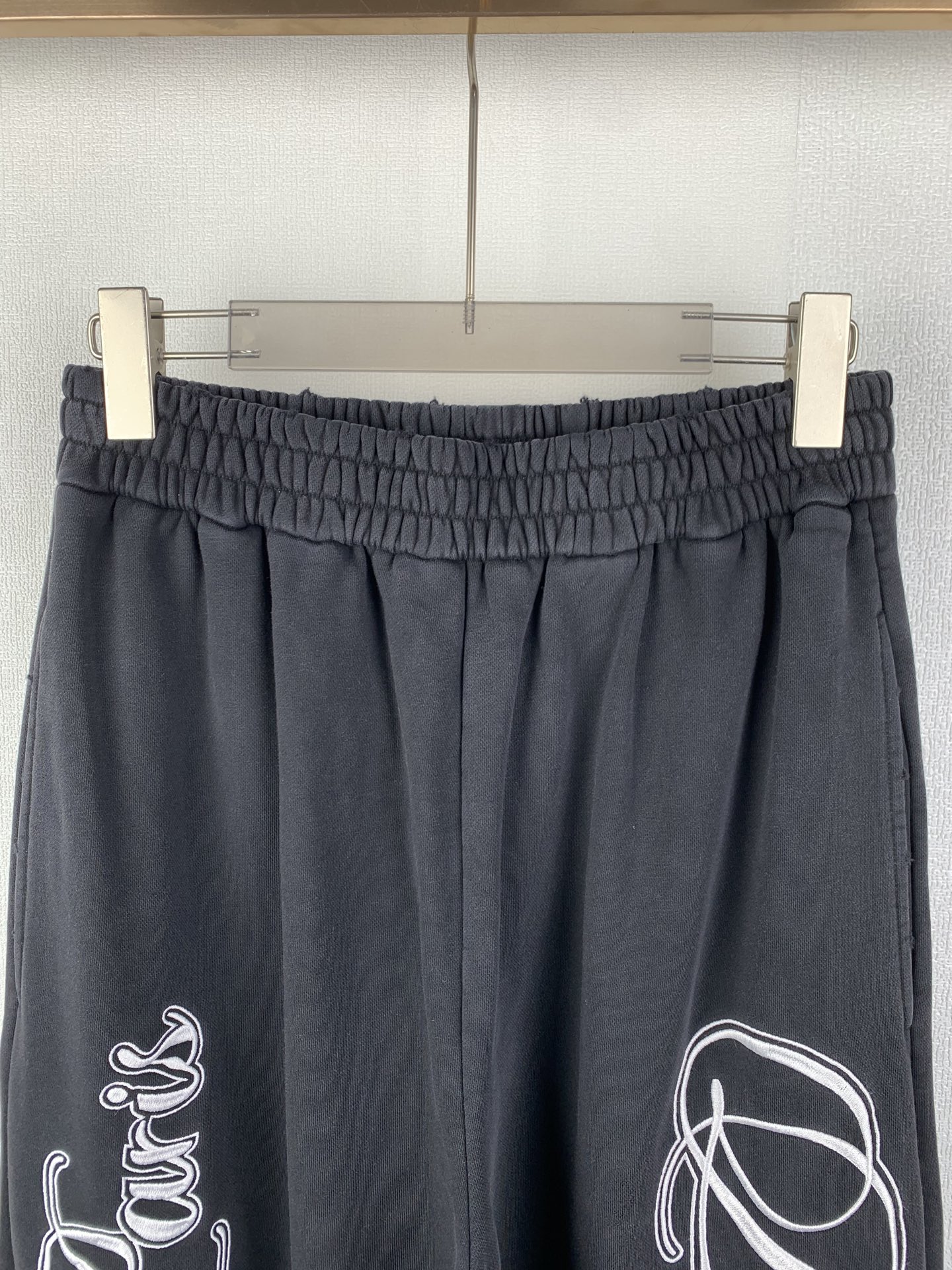 Balenciaga Cursive Baggy Pants for Men in Black/White（846917TTVM86552）