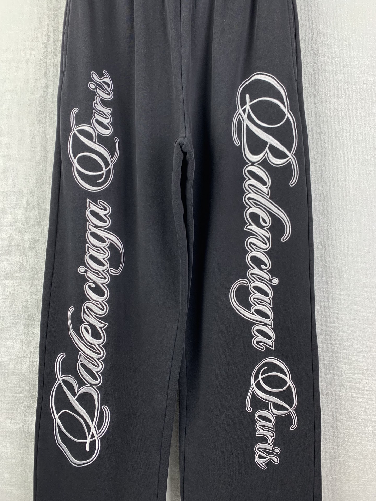 Balenciaga Cursive Baggy Pants for Men in Black/White（846917TTVM86552）