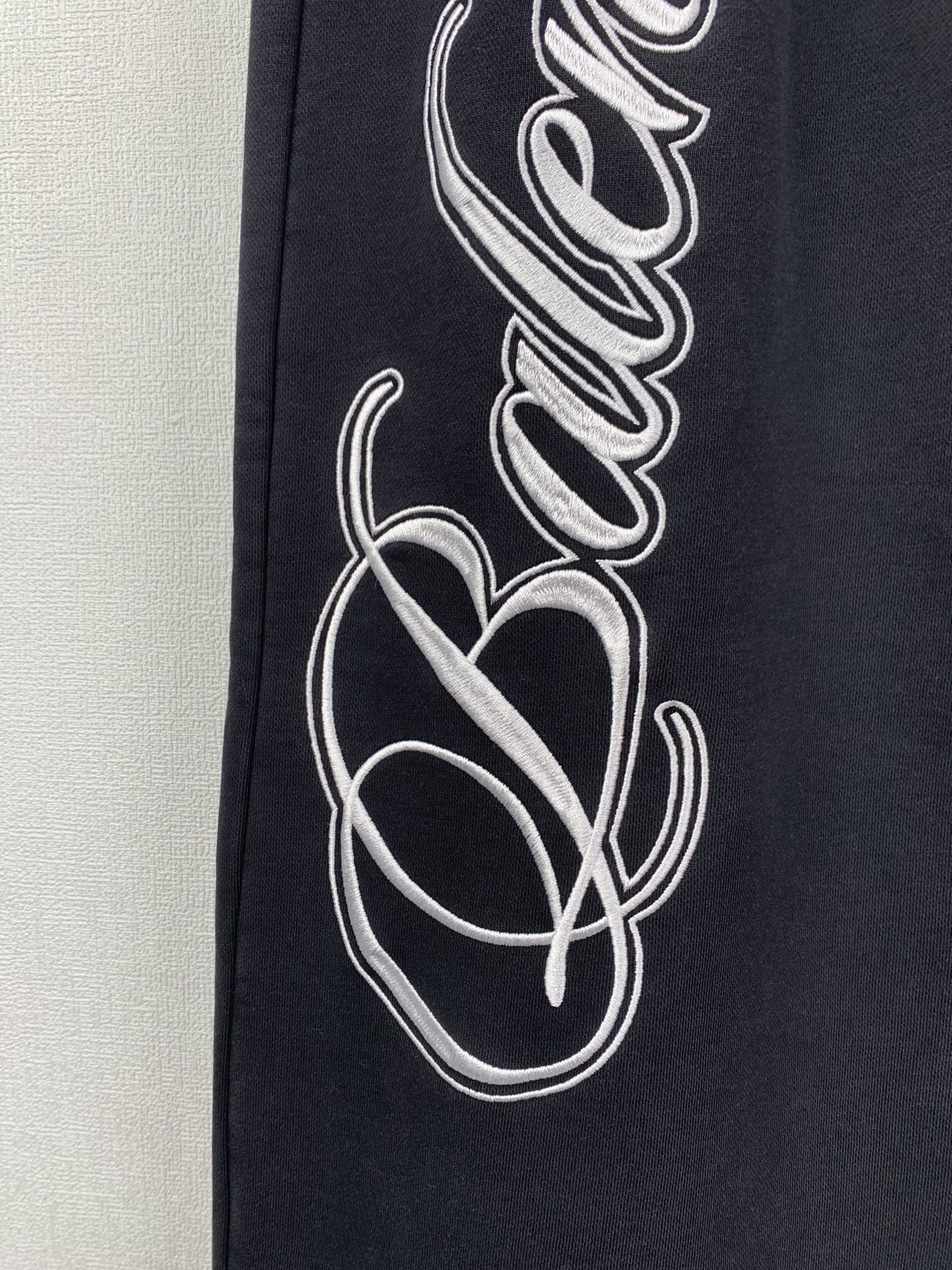 Balenciaga Cursive Baggy Pants for Men in Black/White（846917TTVM86552）