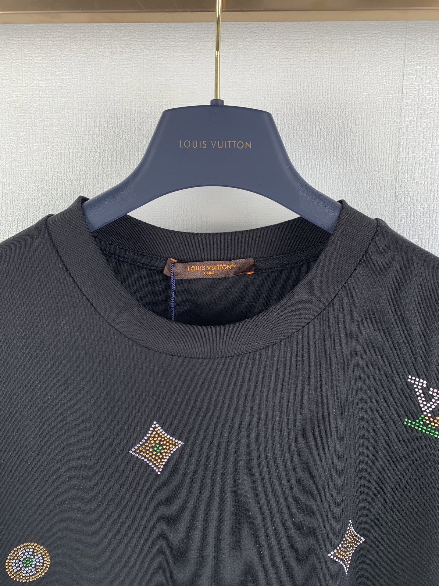 LOUIS VUITTON Decorated Short-Sleeve Crew Neck Top（1AJR10）